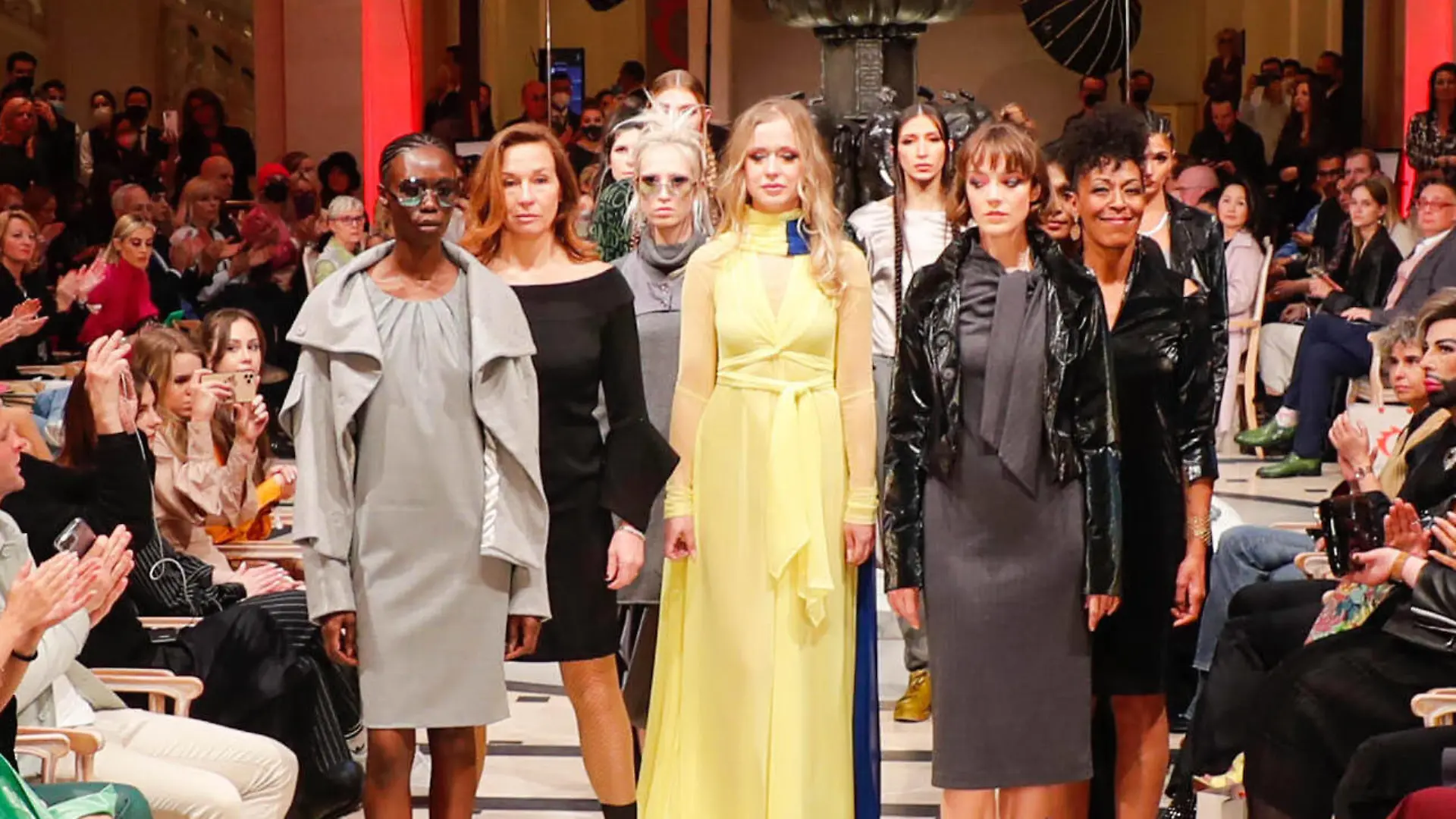 Abschlußbild Anja gockel mit der Ukrainerin Natiliia Ovcharova und Modells bei Anja Gockel Fashin Show W22/ 23 Weltgewandt im Hotel Adlon Kempinski Berlin. Redaktion Laurent, Berlin15.03.22 *** Final picture Anja gockel with Ukrainian Natiliia Ovcharova and models at Anja gockel Fashin Show W22 23 Weltgewand t in Hotel Adlon Kempinski Berlin Redaktion Laurent, Berlin15 03 22