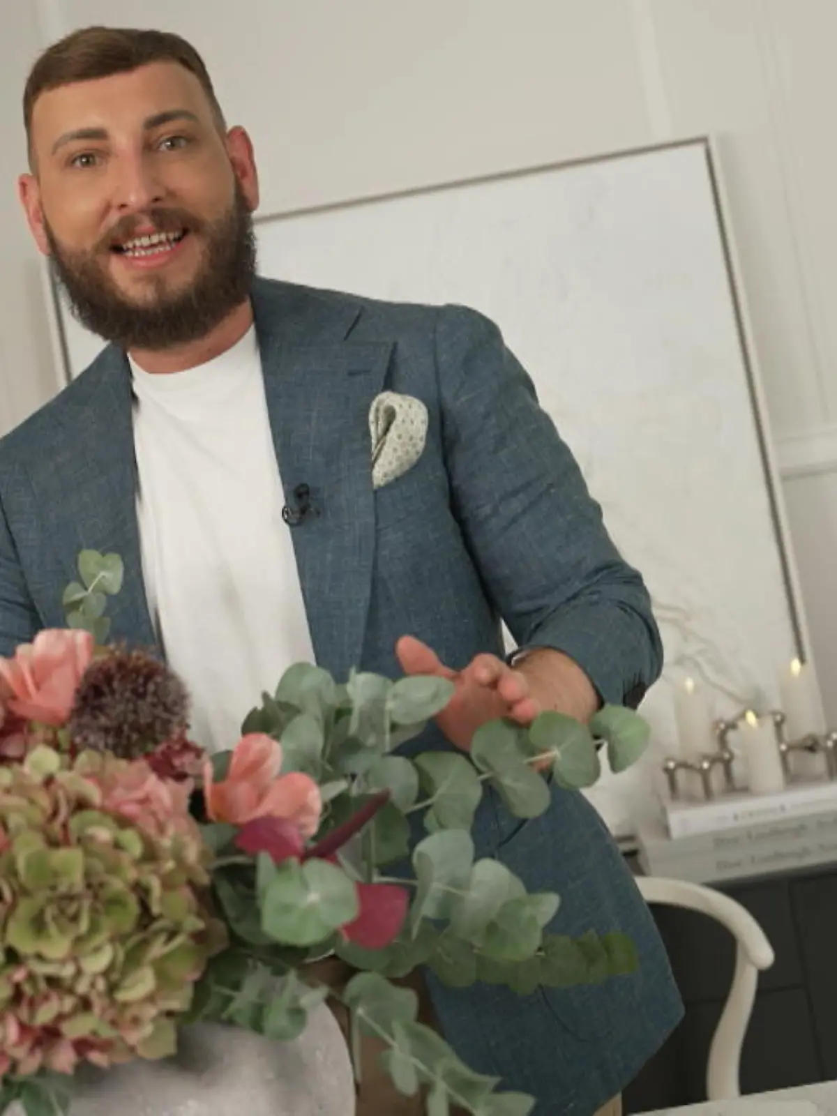 Dieser Deko-Trend ist gerade sehr beliebt: Trockenblumen - ob als Kranz, Strauß oder grüne Wand. Allerdings ist das alles auch nicht gerade preiswert. Unser Deko-Experte Matthias Sturm hat deshalb ein paar Ideen, wie Sie echte Trockenblumen geschickt mit preiswerten Kunstblumen kombinieren können. Selbst gemacht und "schick und schön". Zusammen mit Reporterin Katharina Reichardt zeigt er im Video, wie es geht.