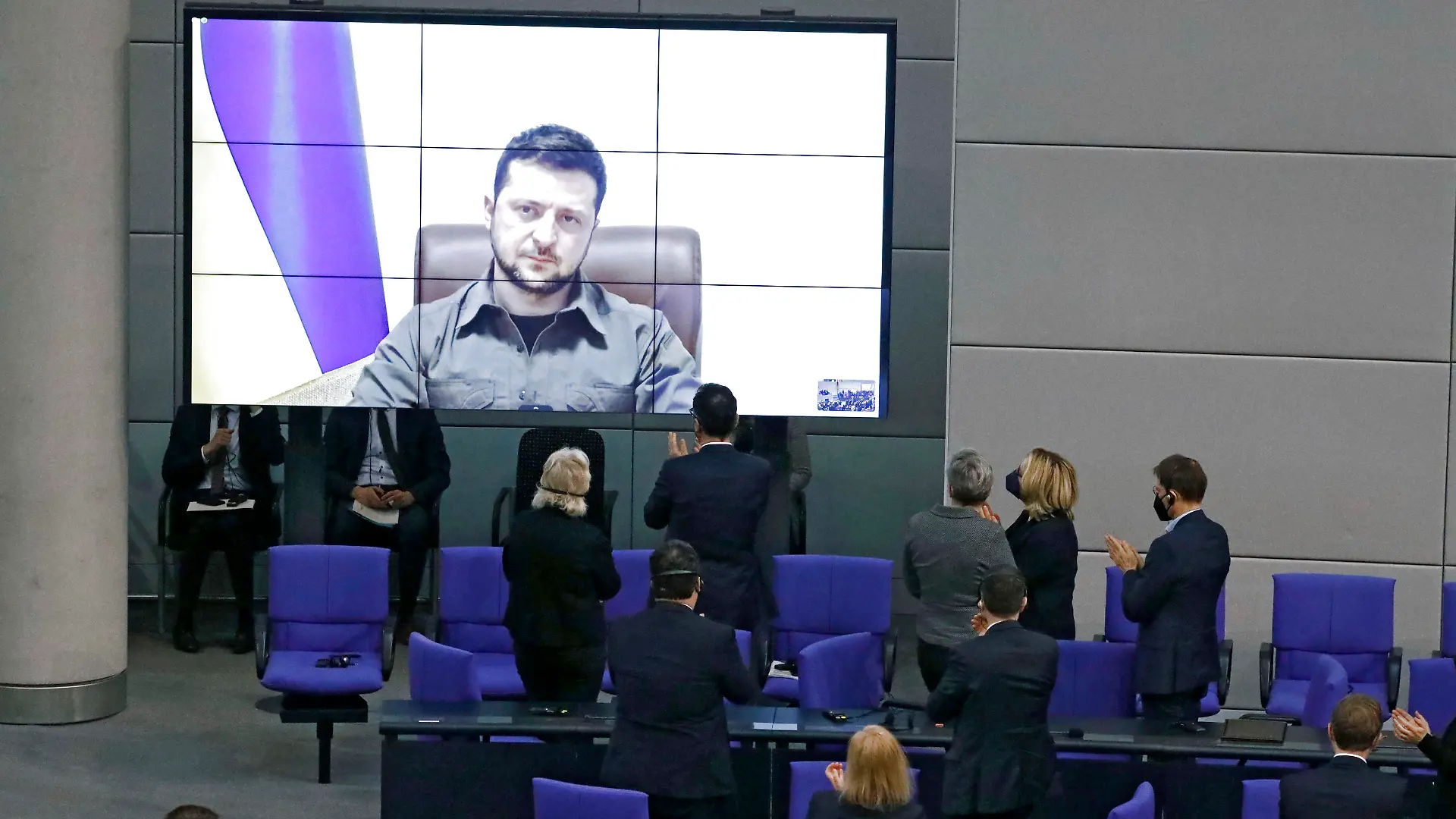 Der ukrainische Präsident Wolodymyr Selenskyj spricht per Live-Schaltung aus Kiew in der 20. Sitzung des Deutschen Bundestages im Reichstagsgebäude. Berlin, 17.03.2022 *** Ukrainian President Volodymyr Selenskyj speaks via live broadcast from Kiev at the 20 session of the German Bundestag in the Reichstag building Berlin, 17 03 2022 Foto:xS.xGabschx/xFuturexImage