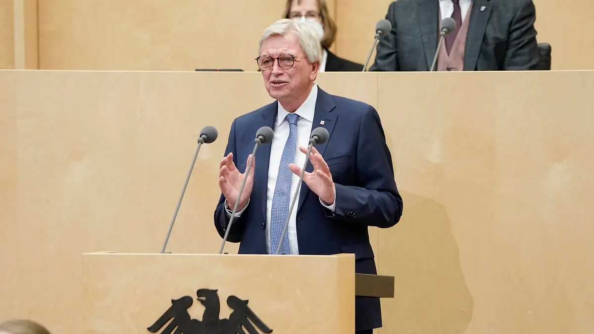  1013. Bundesratssitzung Aktuell, 10.12.2021, Berlin, Ministerpraesident Volker Bouffier CDU von Hessen im Plenarsaal bei seiner Rede bei der 1013. Sondersitzung Gesetz zur Aenderung des Infektionsschutzgesetzes und weiterer Gesetze anlässlich der Aufhebung der Feststellung der epidemischen Lage von nationaler Tragweite im Bundesrat in Berlin Berlin Berlin Deutschland *** 1013 Bundesrat session Current, 10 12 2021, Berlin, Prime Minister Volker Bouffier CDU of Hesse in the plenary hall during his speech at the 1013 special session law to amend the Infection Protection Act and other laws on the occasion of the repeal of the determination of the epidemic situation of national importance in the Bundesrat in Berlin Berlin Germany