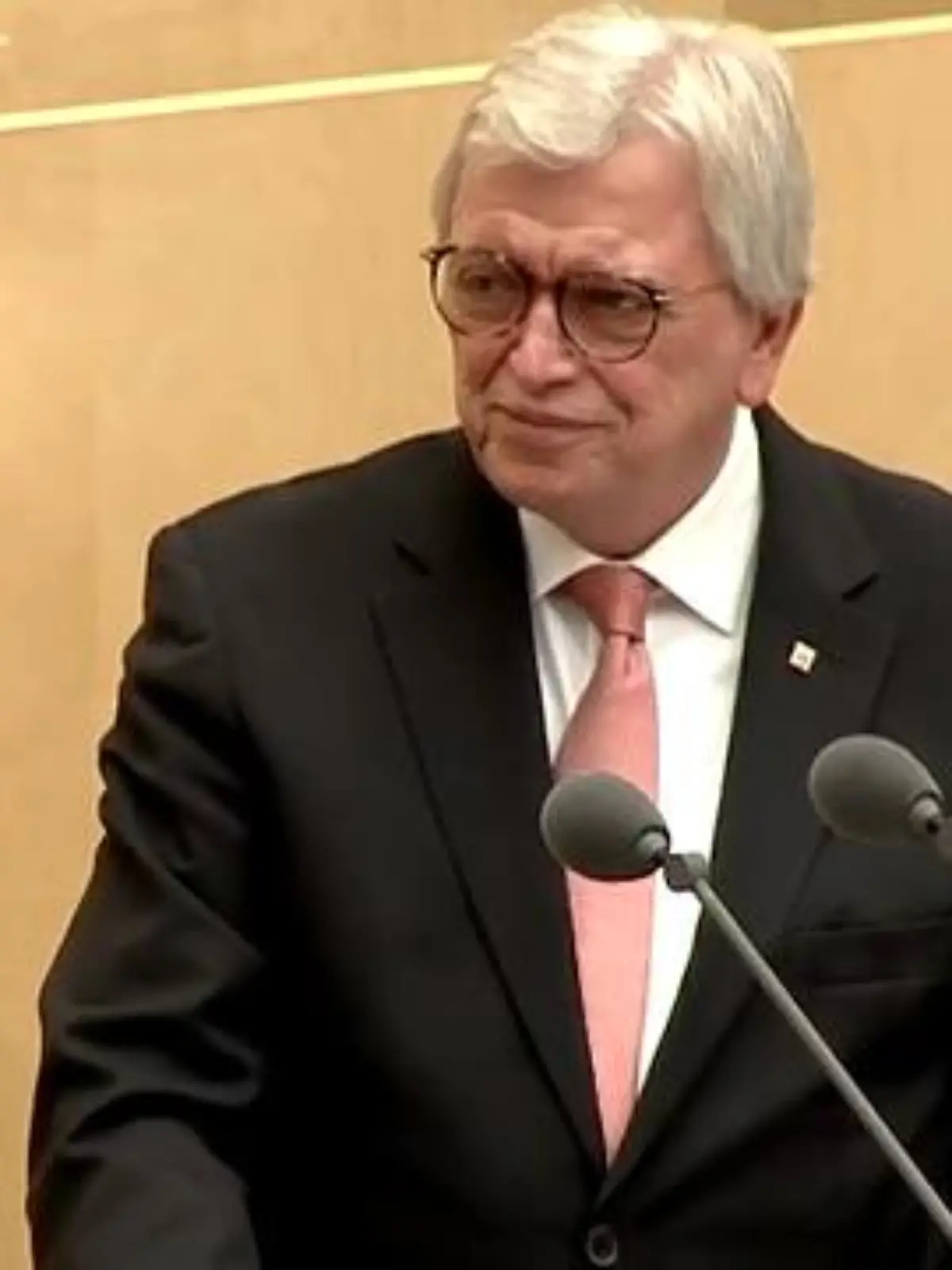 Die Corona-Zahlen steigen und erreichen Rekordniveau in Deutschland. Trotz der schwierigen Lage hält der Bund weiter an den angekündigten Corona-Lockerungen fest. Am gestrigen Abend (17. März) haben sich Bundeskanzler Olaf Scholz (SPD) und Länderchefs um mögliche Basisschutzmaßnahmen beraten, sodass auf die meisten Schutzmaßnahmen künftig verzichtet werden soll. Der hessische Ministerpräsident Bouffier (CDU) und viele seiner Kollegen sind deshalb empört.