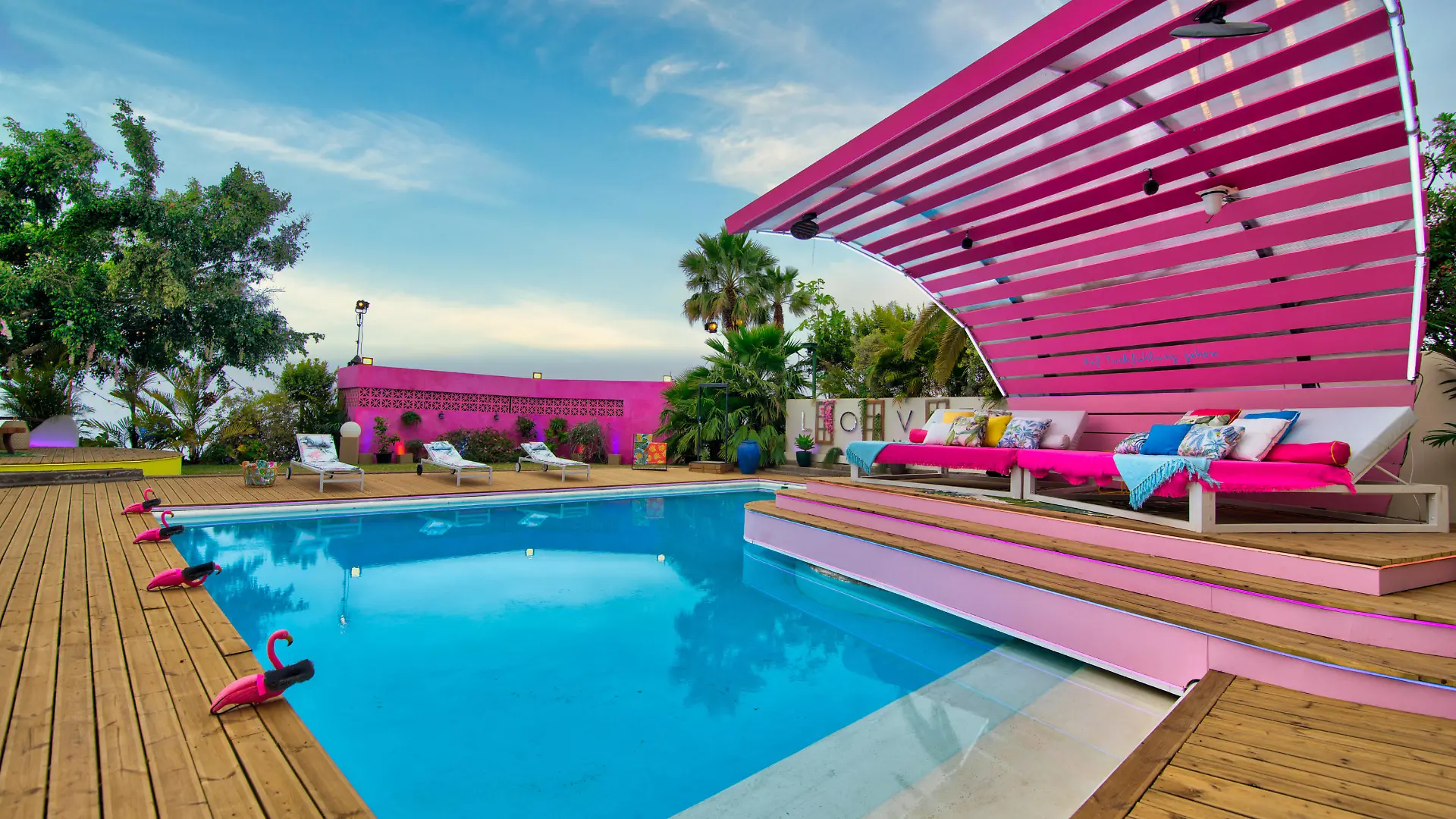 Poolarea mit Mega-Chilllounge