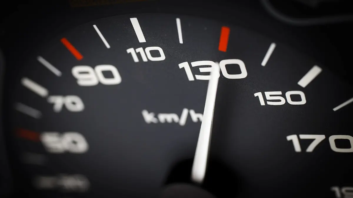 Symbolfoto zum Thema Tempolimit 130 km/h. Eine Tachonadel ist auf einem Tacho neben der Anzeige för 130 Stundenkilometer zu sehen. Berlin, 13.01.2020. Berlin Deutschland *** Symbol photo on the subject of speed limit 130 km h A speedometer needle can be seen on a speedometer next to the display för 130 km/h Berlin, 13 01 2020 Berlin Germany PUBLICATIONxINxGERxSUIxAUTxONLY Copyright: xThomasxTrutschel/photothek.dex