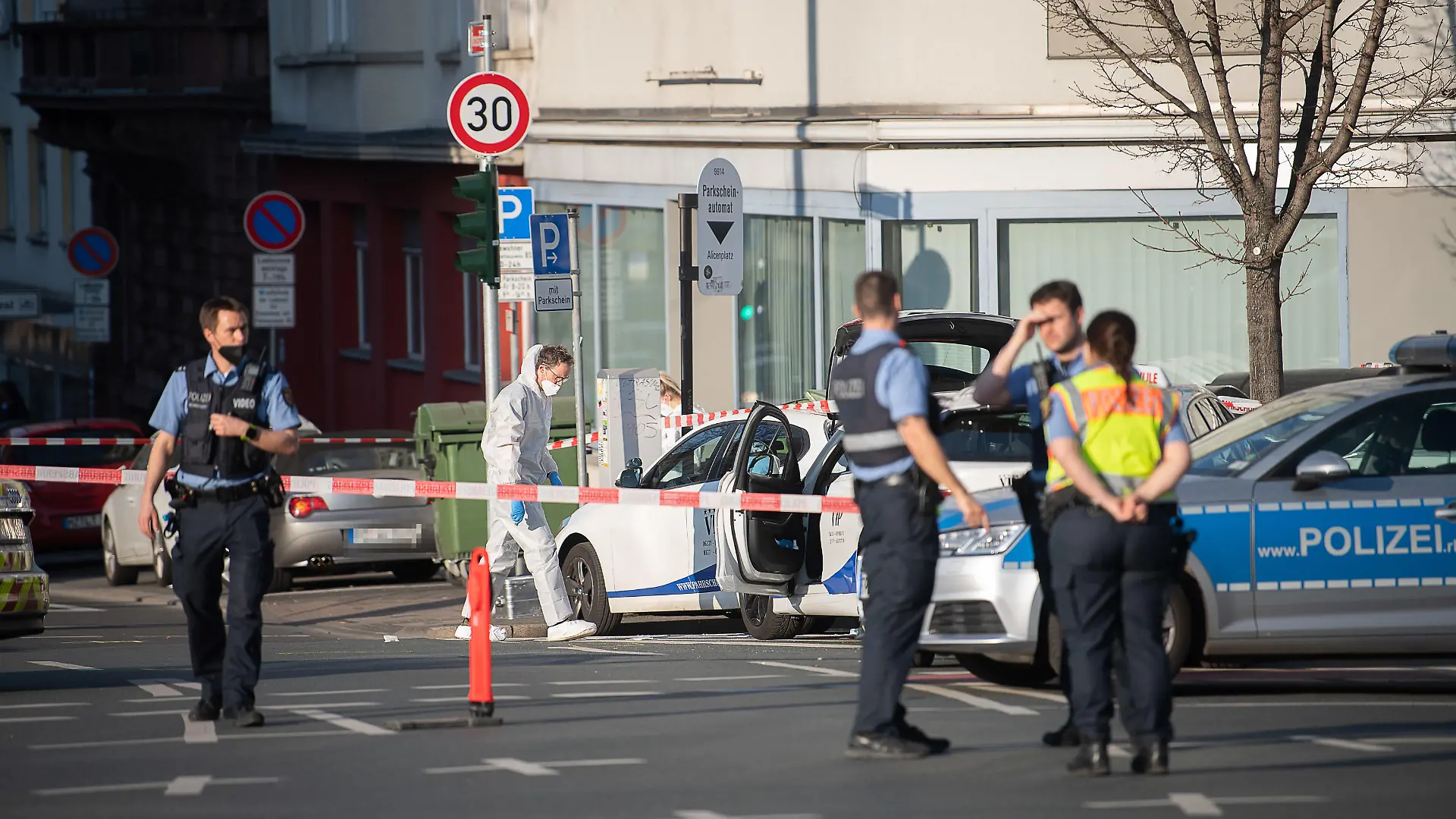 22.03.2022, Rheinland-Pfalz, Mainz: Polizeibeamte arbeiten nach einem Polizeieinsatz am Aliceplatz. Bei einem Polizeieinsatz in der Mainzer Innenstadt ist ein Mensch verletzt worden. Ein Beamter habe einen Mann mit einem Schuss gestoppt, der nach ersten Ermittlungen zuvor mit einem Messer andere Menschen bedroht und verletzt habe, teilte ein Polizeisprecher mit. Foto: Sebastian Gollnow/dpa +++ dpa-Bildfunk +++