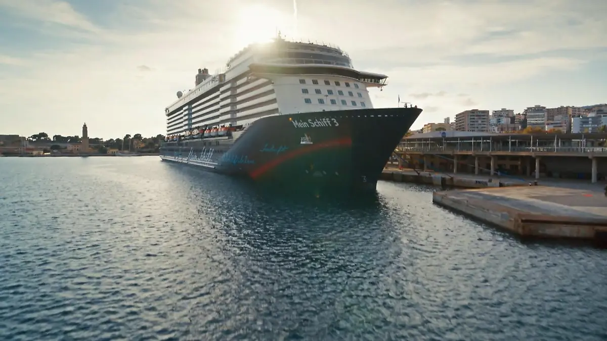 Alle an Bord! "Der Schiffsarzt" nimmt ab dem 20. September auch bei RTL Kurs auf das weite Meer.
