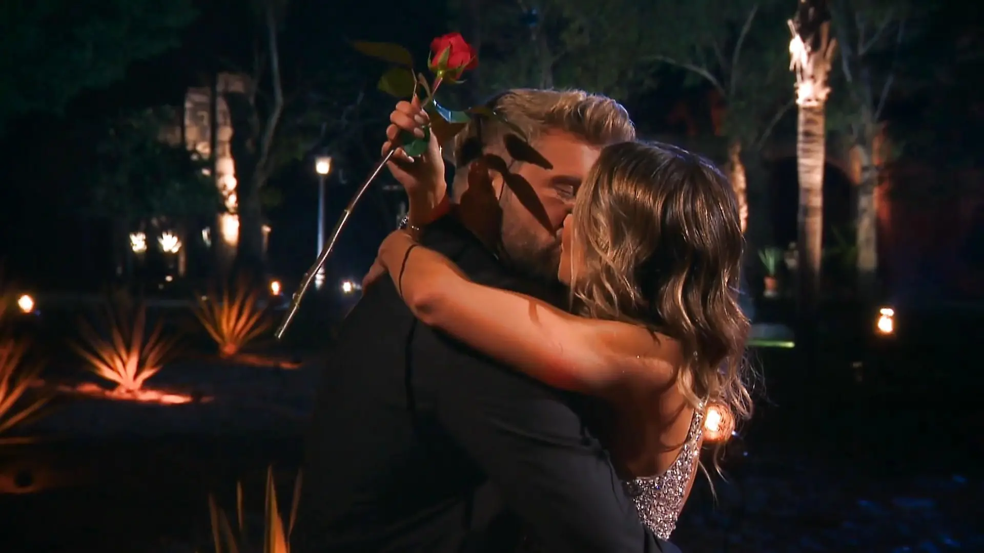 Endlich ist der Moment gekommen: Dominik vergibt seine letzte Rose an Anna und startet ein neues Kapitel