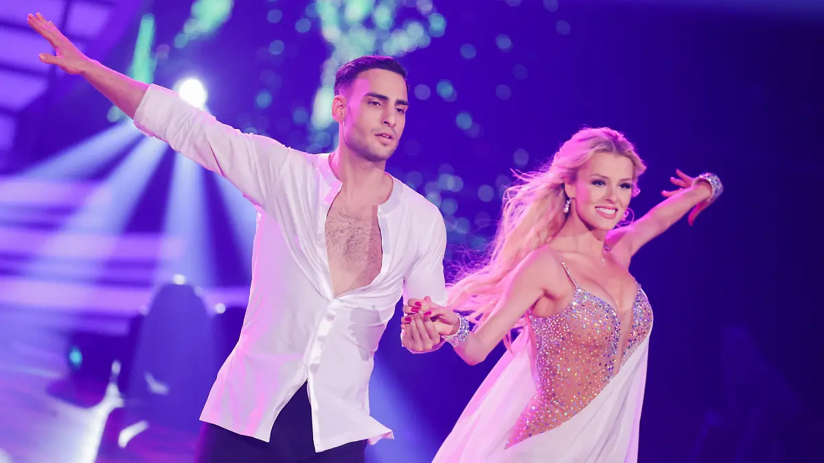 04.03.2022, Nordrhein-Westfalen, Köln: Timur Ülker, Schauspieler, und Patricija Ionel, Profitänzerin, tanzen in der RTL-Tanzshow "Let's Dance" im Coloneum. Foto: Rolf Vennenbernd/dpa +++ dpa-Bildfunk +++