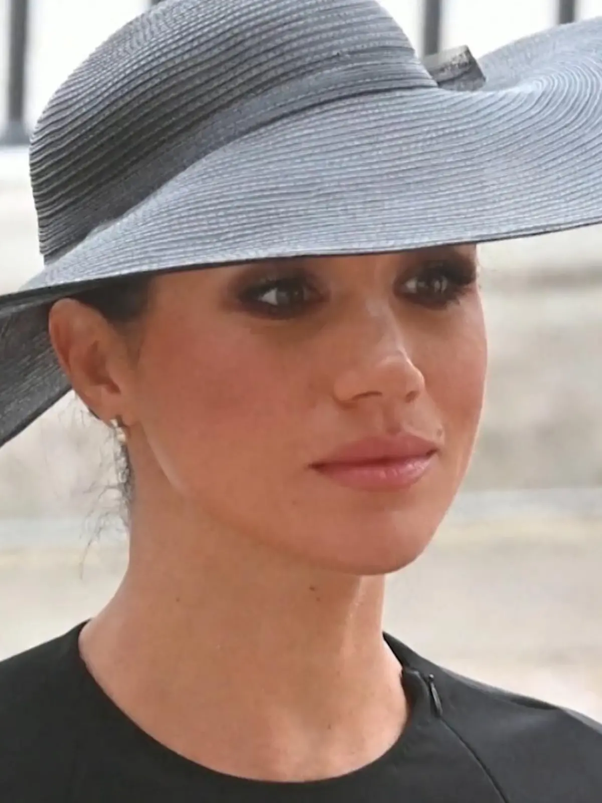 Eigentlich wollten Prinz Harry und Herzogin Meghan nur für ein paar Tage in Europa weilen, doch mit dem Tod der Queen am 8. September änderten die beiden kurzfristig ihre Pläne. Mittlerweile sind die beiden seit drei Wochen von zu Hause fort und Experten erwarten eine baldige Abreise der beiden Ex-Royals. Doch offenbar hat Meghan noch ein wichtiges Anliegen an den neuen König Charles III. Wie der britische Society-Experte Neil Sean verrät, soll Meghan dem König einen Brief geschickt mit der Bitte um ein Vier-Augen-Gespräch geschickt haben. Doch was will die Herzogin jetzt, wo der König selbst noch in tiefer Trauer um seine Mutter ist, so unbedingt besprechen?