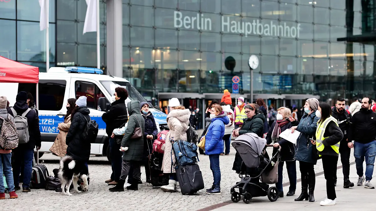 News Themen der Woche KW11 News Bilder des Tages Kriegsfluechtlinge aus er Ukraine kommen am Berliner Hauptbahnhof an. Auf dem Washingtonplatz, direkt vor dem Hauptbahnhof, hat sich eine Menschenschlange vor einem Vodafonestand gebildet, DEU, Berlin, 15.03.2022 *** War refugees from Ukraine arrive at Berlin main station A queue of people has formed in front of a Vodafon stand on Washingtonplatz, directly in front of the main station, DEU, Berlin, 15 03 2022
