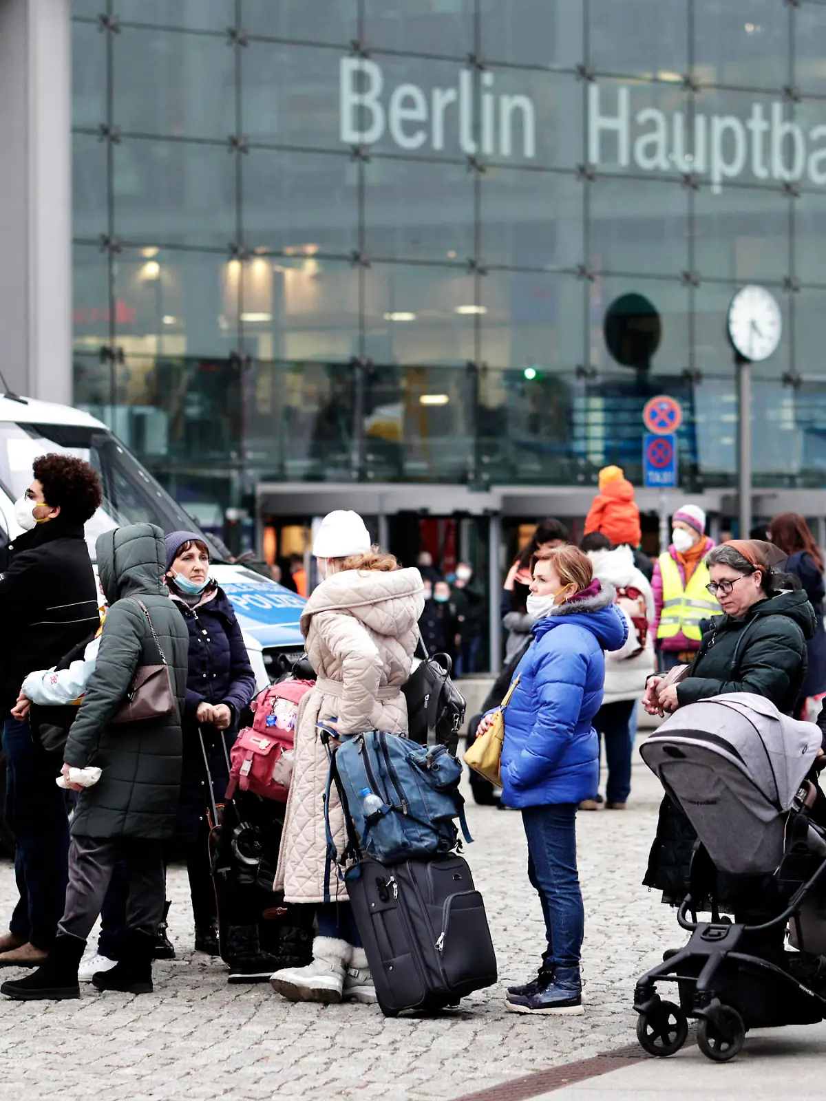 News Themen der Woche KW11 News Bilder des Tages Kriegsfluechtlinge aus er Ukraine kommen am Berliner Hauptbahnhof an. Auf dem Washingtonplatz, direkt vor dem Hauptbahnhof, hat sich eine Menschenschlange vor einem Vodafonestand gebildet, DEU, Berlin, 15.03.2022 *** War refugees from Ukraine arrive at Berlin main station A queue of people has formed in front of a Vodafon stand on Washingtonplatz, directly in front of the main station, DEU, Berlin, 15 03 2022