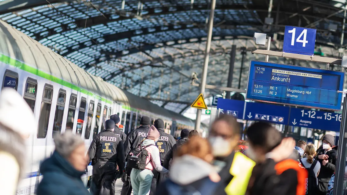  16.03.2022, Berlin, Deutschland, GER - Flüchtende kommen mit einem Zug aus Warschau am Berliner Hauptbahnhof an. *** 16 03 2022, Berlin, Germany, GER Refugees arrive on a train from Warsaw at Berlin Central Station.