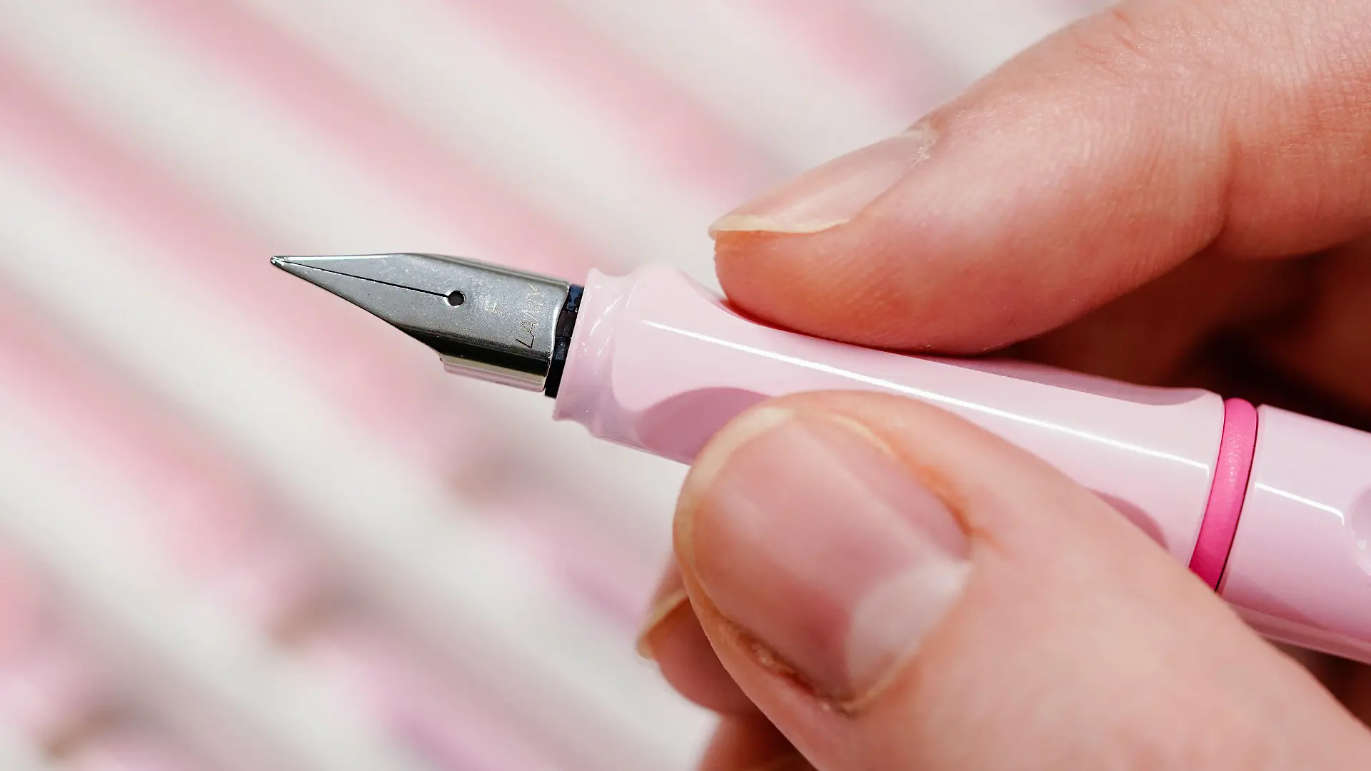 Eine Mitarbeiterin hält am Hauptsitz des Schreibgeräteherstellers Lamy einen Füllfederhalter in den Händen.