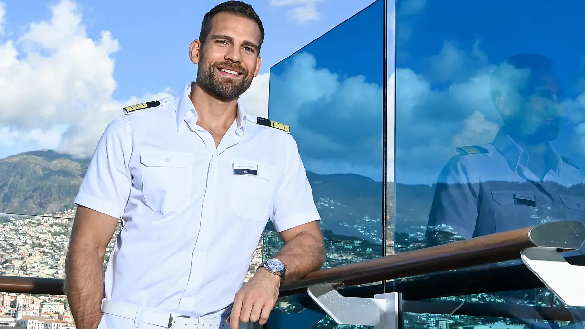 ARCHIV - 20.11.2021, Portugal, Funchal: Der Schauspieler Moritz Otto steht bei einem exklusiven Fototermin als Schiffsarzt Doktor Eric Leonard am Rande von Dreharbeiten für die RTL-Serie "Der Schiffsarzt" an Bord des Kreuzfahrtschiffs "Mein Schiff 3". Die neue Serie hat am 20.09.2022 bei RTL Free-TV-Premiere. (zu dpa "RTLs «Traumschiff»: «Der Schiffsarzt» startet") Foto: Jens Kalaene/dpa +++ dpa-Bildfunk +++