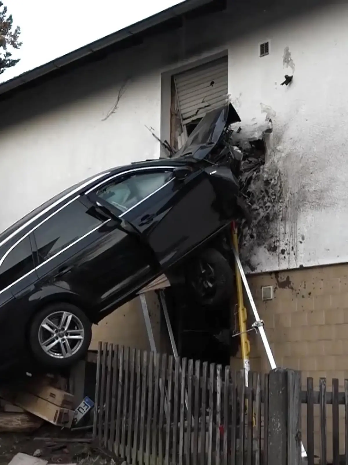 Das Auto demoliert, die Wand beschädigt: In einem Ortsteil bei Schwabach ist ein Wagen gegen ein Haus gekracht – der Fahrer stirbt noch am Unfallort. Mit hoher Geschwindigkeit soll der Mann durch die Tempo-30-Zone gefahren sein. Aus bisher noch nicht geklärter Ursache kam er von der Fahrbahn ab und durschlug die Hauswand.