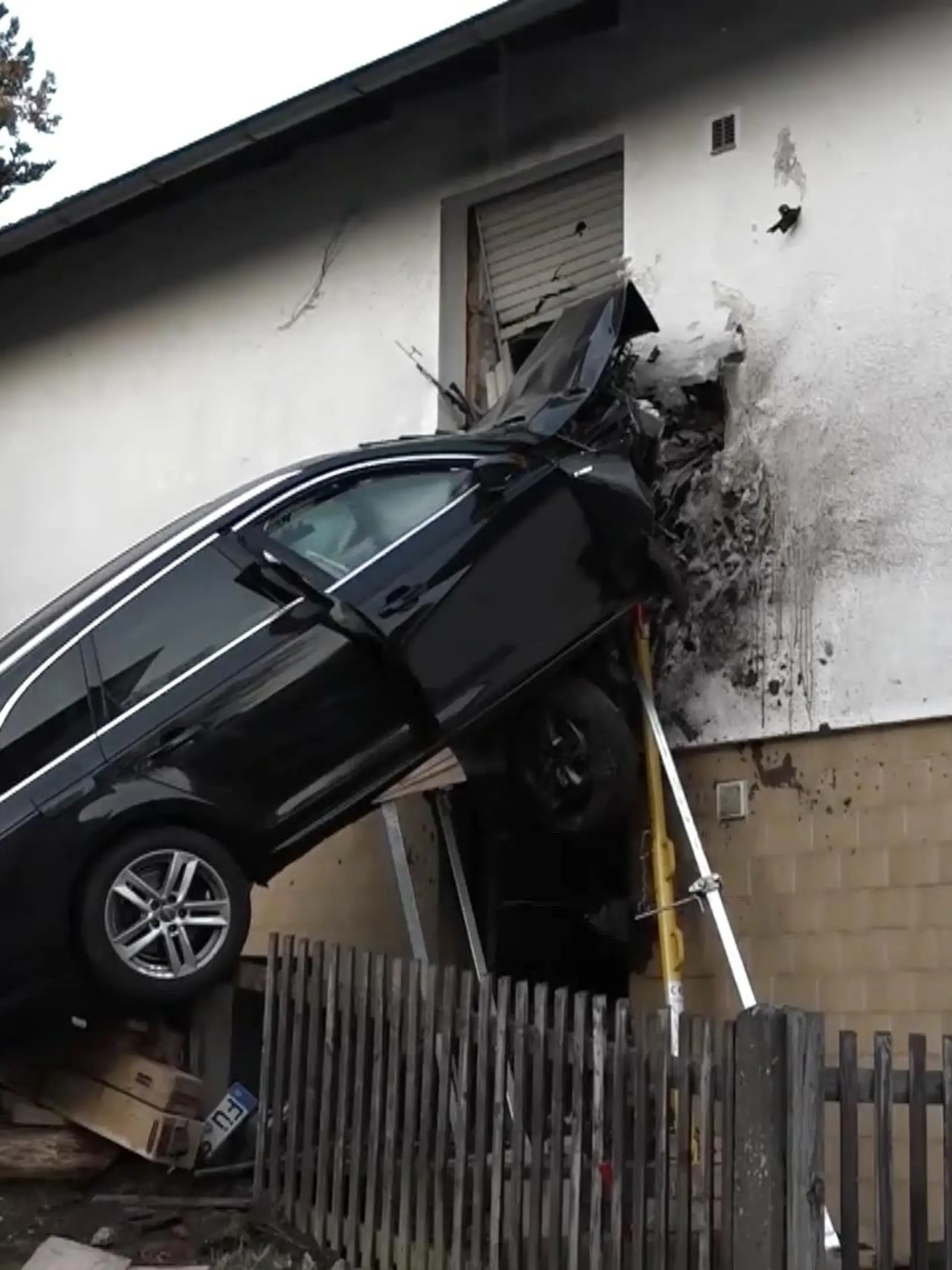 Das Auto demoliert, die Wand beschädigt: In einem Ortsteil bei Schwabach ist ein Wagen gegen ein Haus gekracht – der Fahrer stirbt noch am Unfallort. Mit hoher Geschwindigkeit soll der Mann durch die Tempo-30-Zone gefahren sein. Aus bisher noch nicht geklärter Ursache kam er von der Fahrbahn ab und durschlug die Hauswand.
