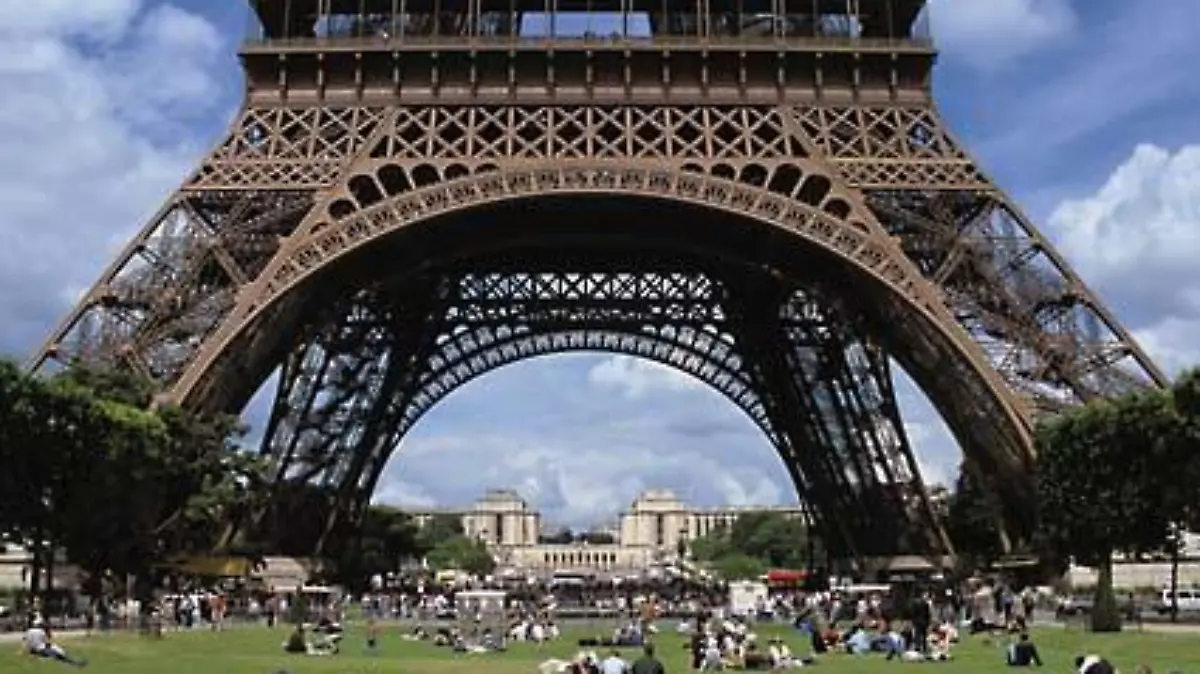 Rasenplatz unter dem Eiffelturm, Paris, Frankreich.