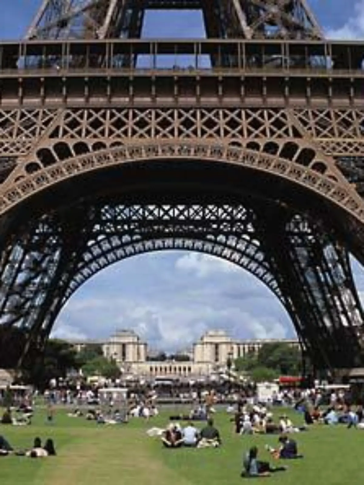 Rasenplatz unter dem Eiffelturm, Paris, Frankreich.