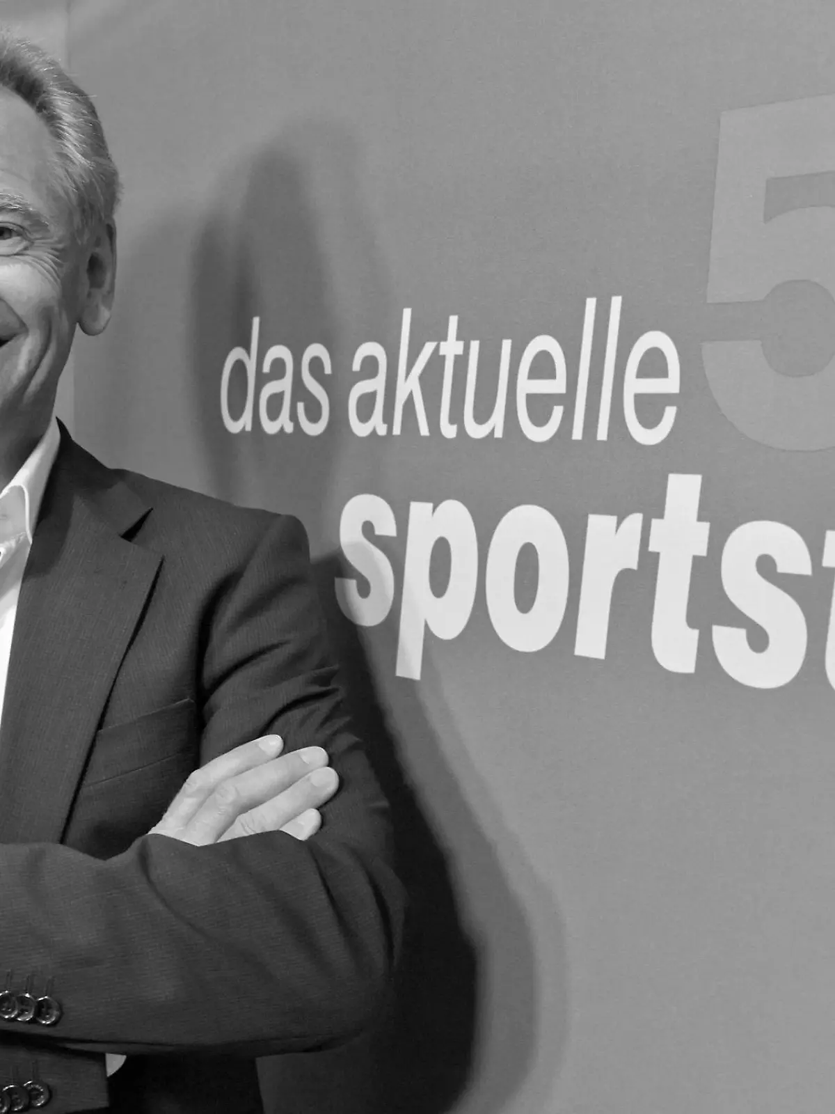 ARCHIV - 02.07.2013, Hamburg: Der damalige ZDF-Sportchef Dieter Gruschwitz posiert während einer Pressekonferenz zum 50. Jubiläum der ZDF-Sendung «das aktuelle sportstudio». (zu dpa «Früherer ZDF-Sportchef Gruschwitz gestorben») Foto: picture alliance / dpa +++ dpa-Bildfunk +++