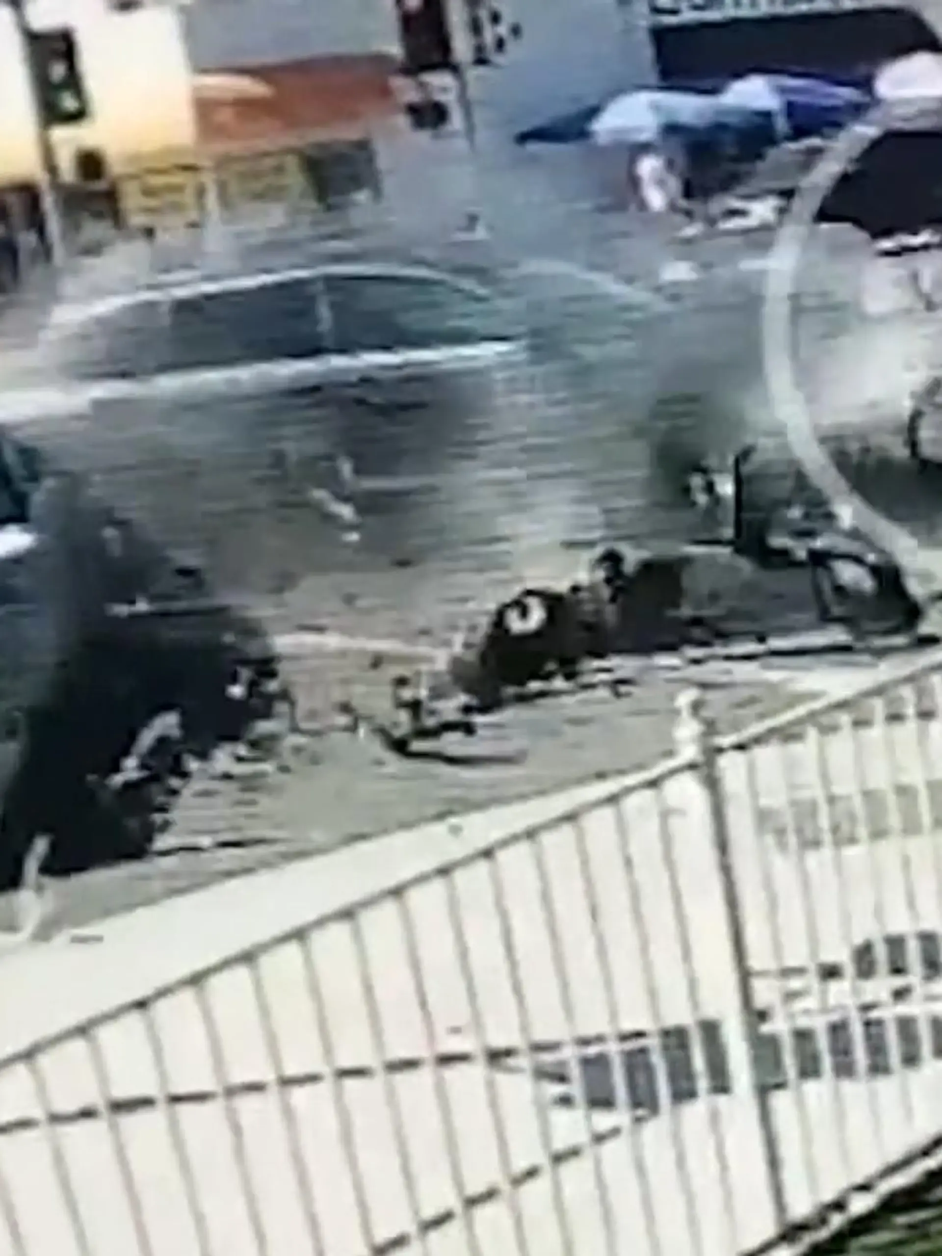 Bei diesem Unfall in San Jose in Kalifornien waren gleich 3 Schutzengel im Einsatz. Denn der Crash geht für alle Beteiligten glimpflich aus..