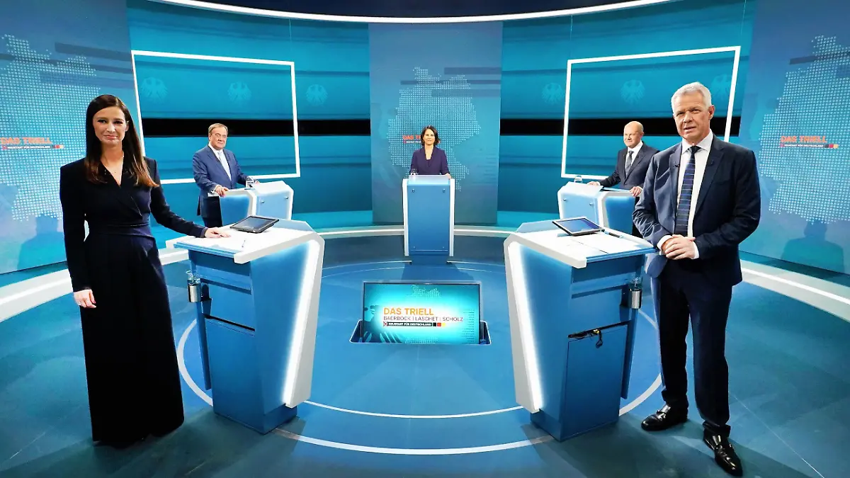 Berlin, 29.08.2021: RTL Moderatoren Pinar Atalay und Peter Kloeppel (r.) im RTL-"Das Triell"-Studio in Berlin, kurz vor dem direkten Schlagabtausch der Kanzlerkandidaten Annalena Baerbock (Mi.), Armin Laschet (2.v.r.) und Olaf Scholz.
+++ Die Verwendung des sendungsbezogenen Materials ist nur mit dem Hinweis und Verlinkung auf RTL+ gestattet. +++