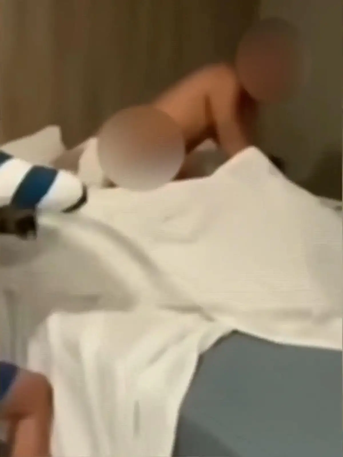 Hinter dieser Tür werden die schlimmsten Befürchtungen einer Ehefrau wahr.
Ihr Mann hat eine Affäre. Und sie erwischt ihn dabei auf frischer Tat - was bittere Folgen haben kann, im Video.