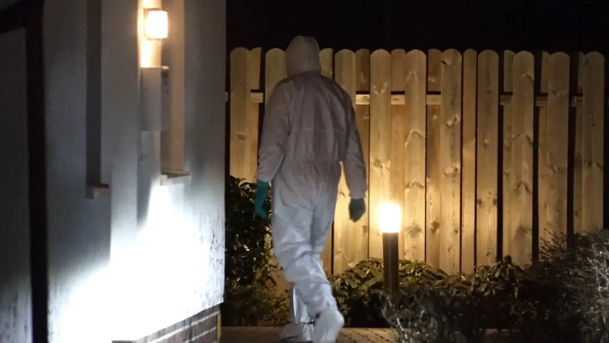 31.03.2022, Niedersachsen, Weyhe: Ein Mitarbeiter der Spurensicherung geht vor einem Haus im Ortsteil Leeste. Ein Mann soll in Weyhe (Kreis Diepholz) seine Ehefrau im Streit getötet haben. Nach ersten Ermittlungen stach der Mann am Abend des 30. März in einer Wohnung mit einem Messer auf die Frau ein, wie die Polizei mitteilte. Foto: -/Nord-West-Media TV/dpa +++ dpa-Bildfunk +++