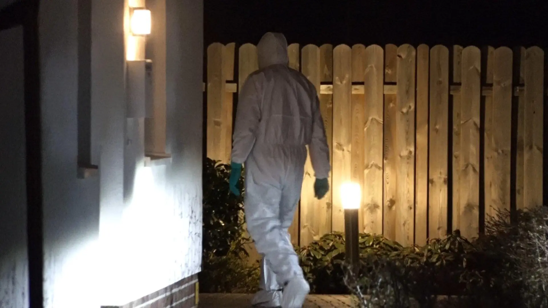 31.03.2022, Niedersachsen, Weyhe: Ein Mitarbeiter der Spurensicherung geht vor einem Haus im Ortsteil Leeste. Ein Mann soll in Weyhe (Kreis Diepholz) seine Ehefrau im Streit getötet haben. Nach ersten Ermittlungen stach der Mann am Abend des 30. März in einer Wohnung mit einem Messer auf die Frau ein, wie die Polizei mitteilte. Foto: -/Nord-West-Media TV/dpa +++ dpa-Bildfunk +++