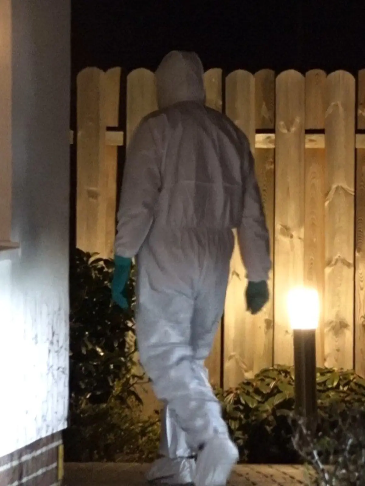 31.03.2022, Niedersachsen, Weyhe: Ein Mitarbeiter der Spurensicherung geht vor einem Haus im Ortsteil Leeste. Ein Mann soll in Weyhe (Kreis Diepholz) seine Ehefrau im Streit getötet haben. Nach ersten Ermittlungen stach der Mann am Abend des 30. März in einer Wohnung mit einem Messer auf die Frau ein, wie die Polizei mitteilte. Foto: -/Nord-West-Media TV/dpa +++ dpa-Bildfunk +++