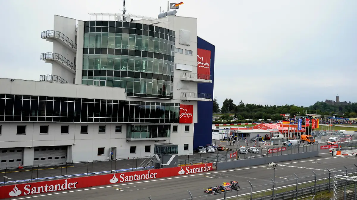 Formel 1 Rennwagen vor der Nürburg und dem Start & Ziel Turm des Nürburgring Formula One World Championship German Grand Prix Nürburgring 21.-24.7.2011 Foto: Rolf Kosecki
