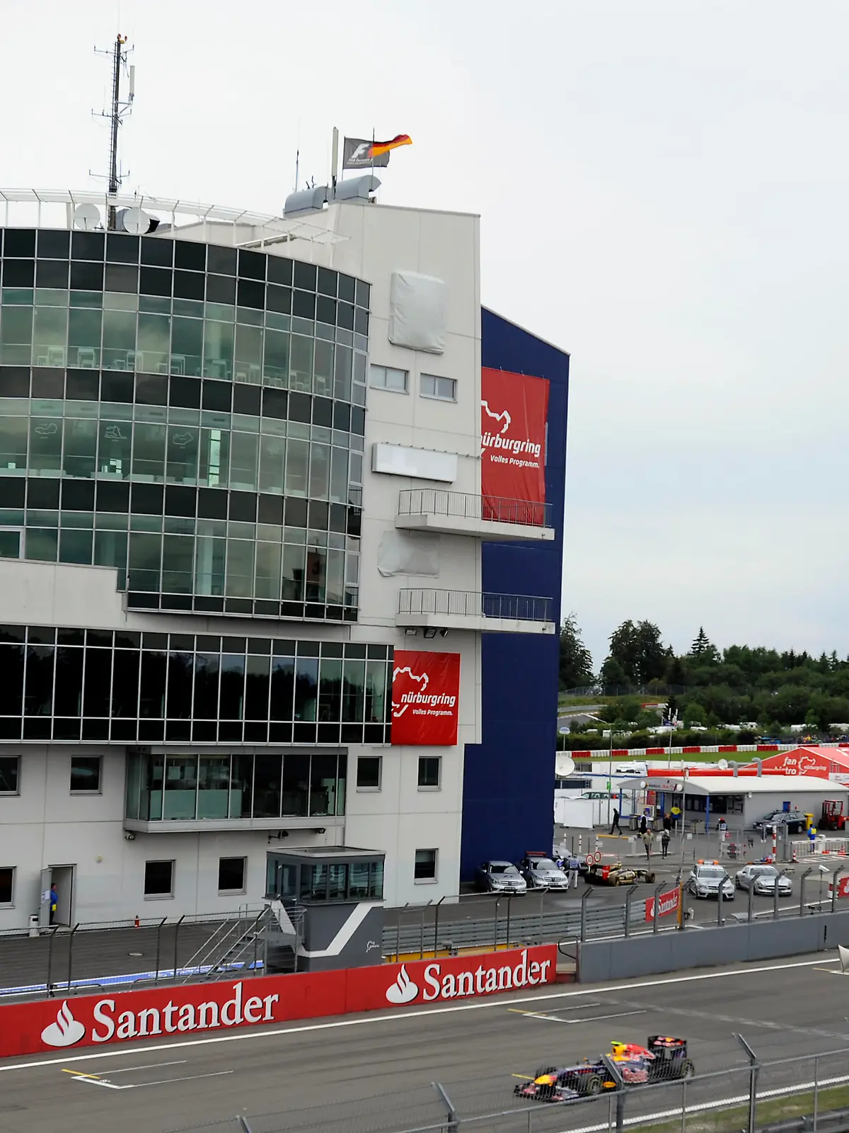 Formel 1 Rennwagen vor der Nürburg und dem Start & Ziel Turm des Nürburgring Formula One World Championship German Grand Prix Nürburgring 21.-24.7.2011 Foto: Rolf Kosecki