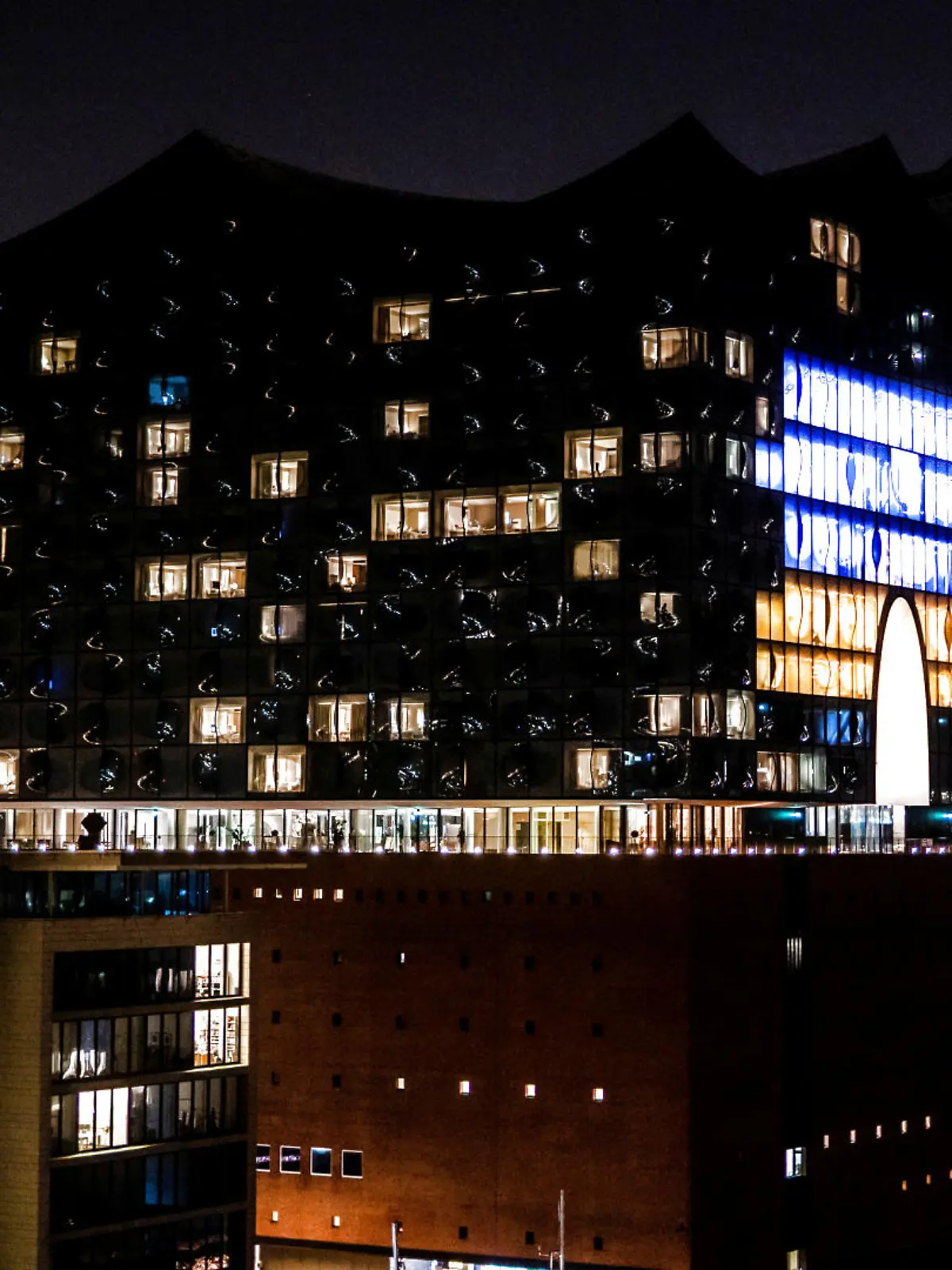 Foyerbeleuchtung in blau gelb in Solidarität mit der Ukraine Februar 2022
