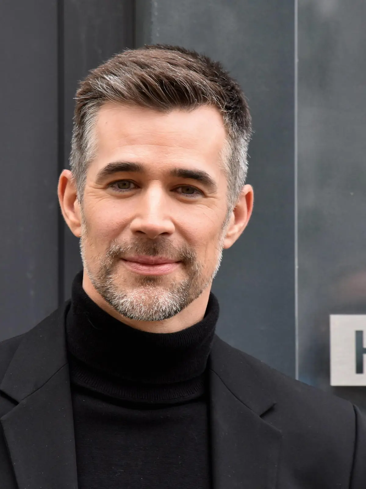 Schauspieler Jo Weil posiert in der Kulisse der RTL Serie Unter uns in der Jo Weil ab 01.04. als New Yorker Stararchitekt Dominic Adams zu sehen sein wird. *** Actor Jo Weil poses in the setting of the RTL series Unter uns in which Jo Weil will be seen from 01 04 as New York star architect Dominic Adams 