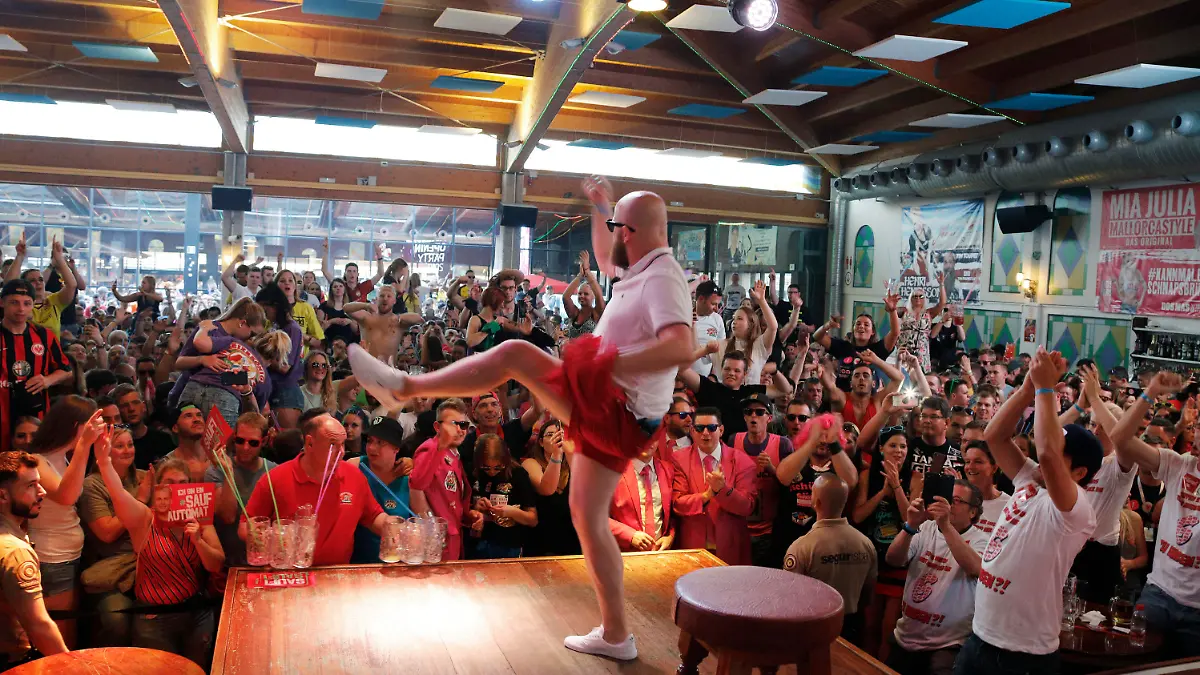 27.04.2019, Spanien, Palma: Touristen sehen sich eine Show im Bierkonig in El Arenal auf Mallorca an. Seit Freitag feiern zahlreiche Touristen aus Deutschland im Kultlokal Bierkönig an der berühmten Schinkenstraße die dreitägige Eröffnungssause. Foto: Clara Margais/dpa - ACHTUNG: Nur zur redaktionellen Verwendung im Zusammenhang mit der aktuellen Berichterstattung und nur mit vollständiger Nennung des vorstehenden Credits +++ dpa-Bildfunk +++
