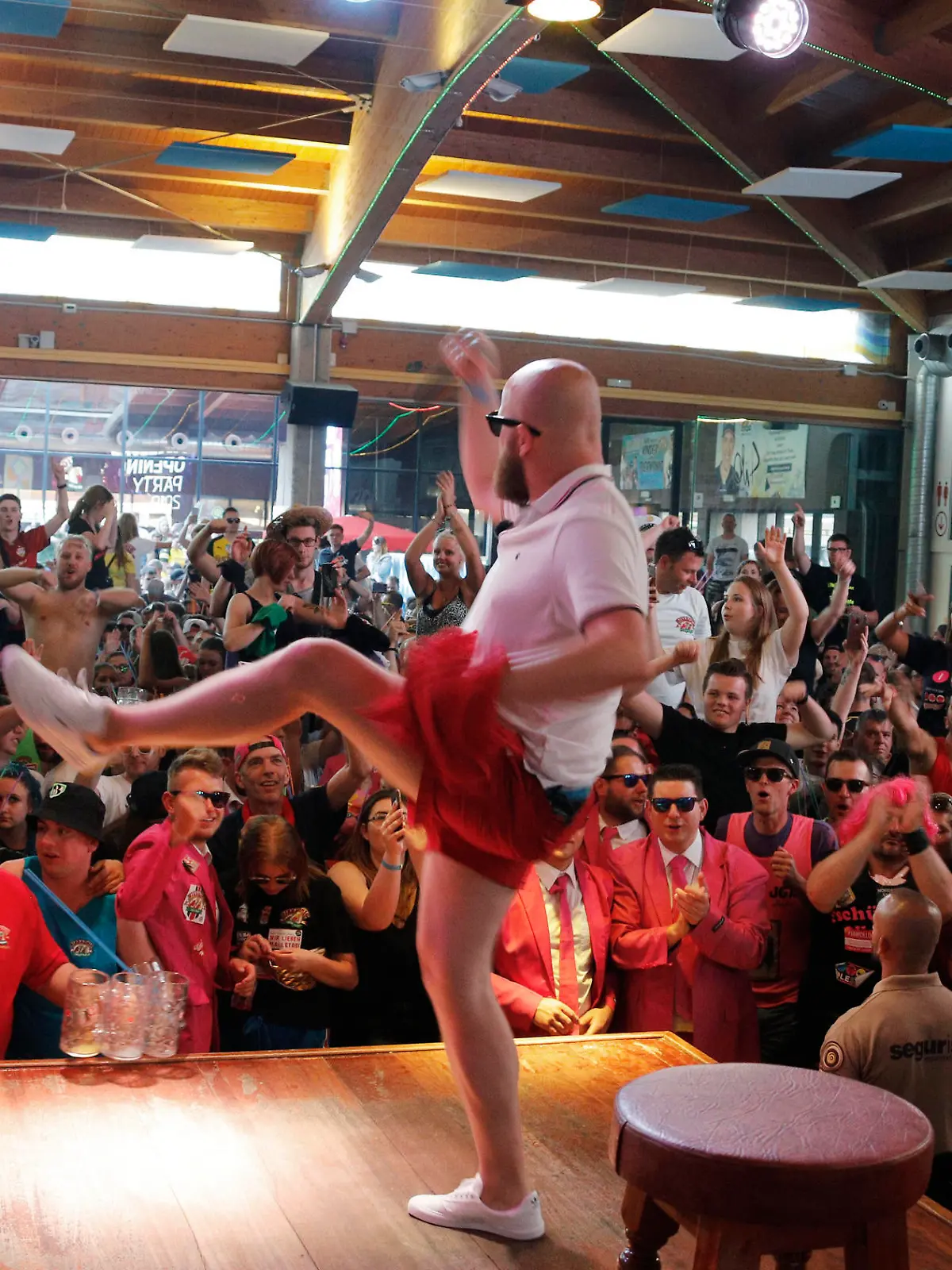 27.04.2019, Spanien, Palma: Touristen sehen sich eine Show im Bierkonig in El Arenal auf Mallorca an. Seit Freitag feiern zahlreiche Touristen aus Deutschland im Kultlokal Bierkönig an der berühmten Schinkenstraße die dreitägige Eröffnungssause. Foto: Clara Margais/dpa - ACHTUNG: Nur zur redaktionellen Verwendung im Zusammenhang mit der aktuellen Berichterstattung und nur mit vollständiger Nennung des vorstehenden Credits +++ dpa-Bildfunk +++
