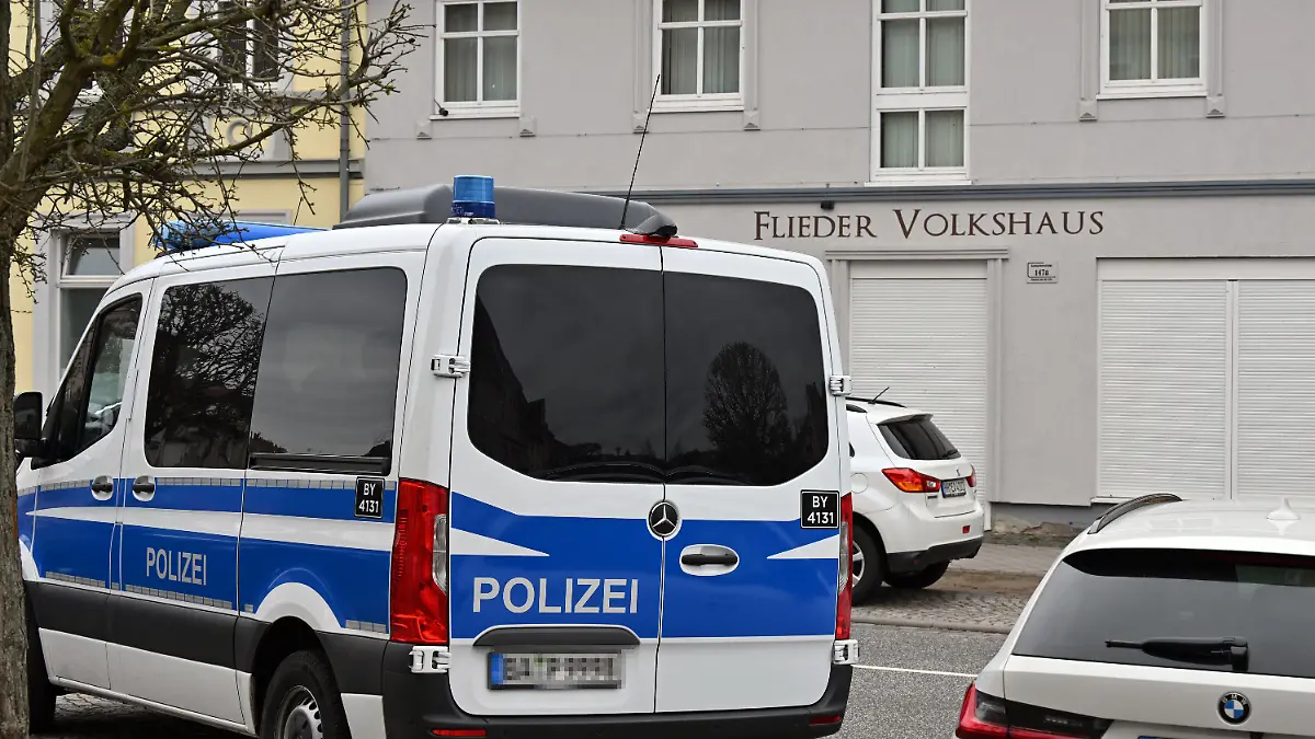 06.04.2022, Thüringen, Eisenach: Ein Polizeifahrzeug steht vor dem "Flieder Volkshaus", das von der Polizei durchsucht wurde. Ermittler gehen seit dem Morgen gegen mutmaßliche Rechtsextremisten vor. Vier Personen aus dem Umfeld einer Eisenacher Kampfsportgruppe seien festgenommen worden, sagte eine Sprecherin der Bundesanwaltschaft in Karlsruhe am Mittwoch. Foto: Martin Schutt/dpa +++ dpa-Bildfunk +++