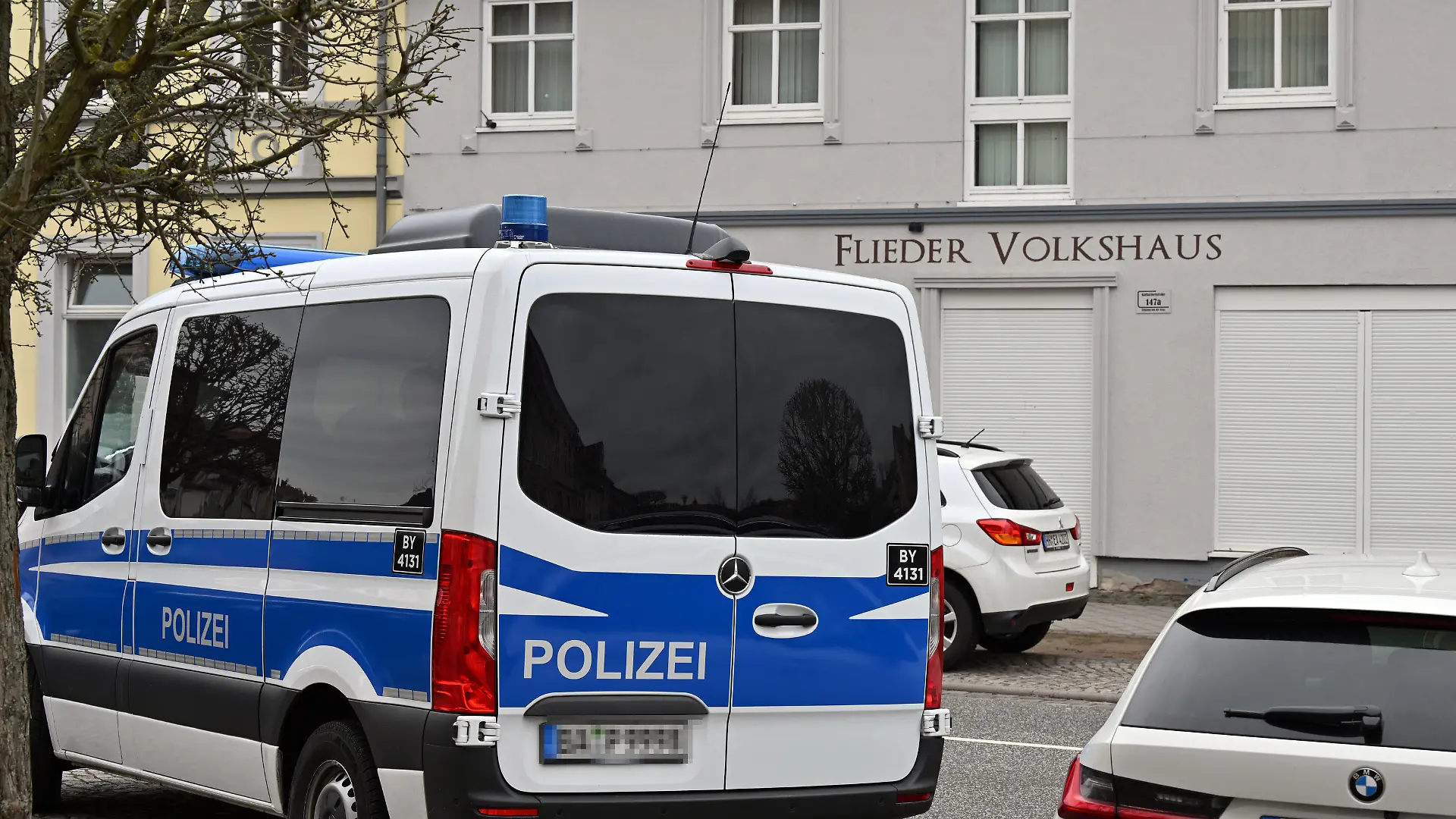 06.04.2022, Thüringen, Eisenach: Ein Polizeifahrzeug steht vor dem "Flieder Volkshaus", das von der Polizei durchsucht wurde. Ermittler gehen seit dem Morgen gegen mutmaßliche Rechtsextremisten vor. Vier Personen aus dem Umfeld einer Eisenacher Kampfsportgruppe seien festgenommen worden, sagte eine Sprecherin der Bundesanwaltschaft in Karlsruhe am Mittwoch. Foto: Martin Schutt/dpa +++ dpa-Bildfunk +++