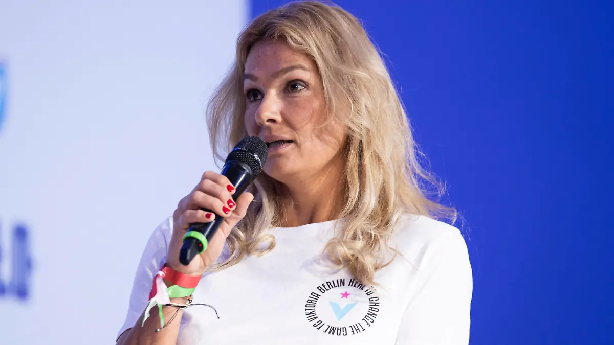 20.09.2022, Nordrhein-Westfalen, Düsseldorf: Franziska van Almsick (Deutsche Sporthilfe) spricht während der Podiumsrunde auf dem Sportbusiness Kongress SpoBis im CCD Congress Center. Foto: Marco Steinbrenner/dpa +++ dpa-Bildfunk +++