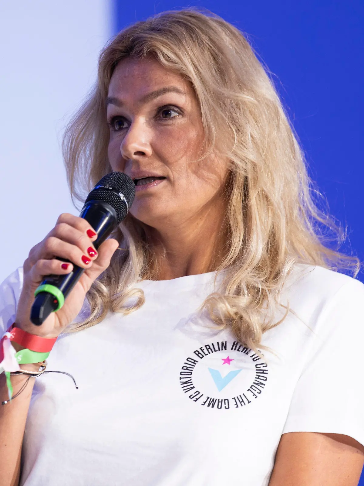 20.09.2022, Nordrhein-Westfalen, Düsseldorf: Franziska van Almsick (Deutsche Sporthilfe) spricht während der Podiumsrunde auf dem Sportbusiness Kongress SpoBis im CCD Congress Center. Foto: Marco Steinbrenner/dpa +++ dpa-Bildfunk +++