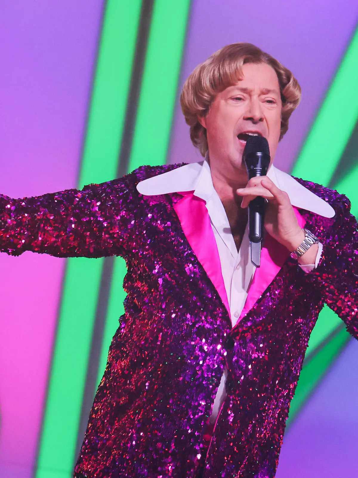 08.04.2022, Nordrhein-Westfalen, Köln: Joachim Llambi (M), Jurymitglied, tanzt in der RTL-Tanzshow "Let's Dance" im Coloneum. Foto: Rolf Vennenbernd/dpa +++ dpa-Bildfunk +++