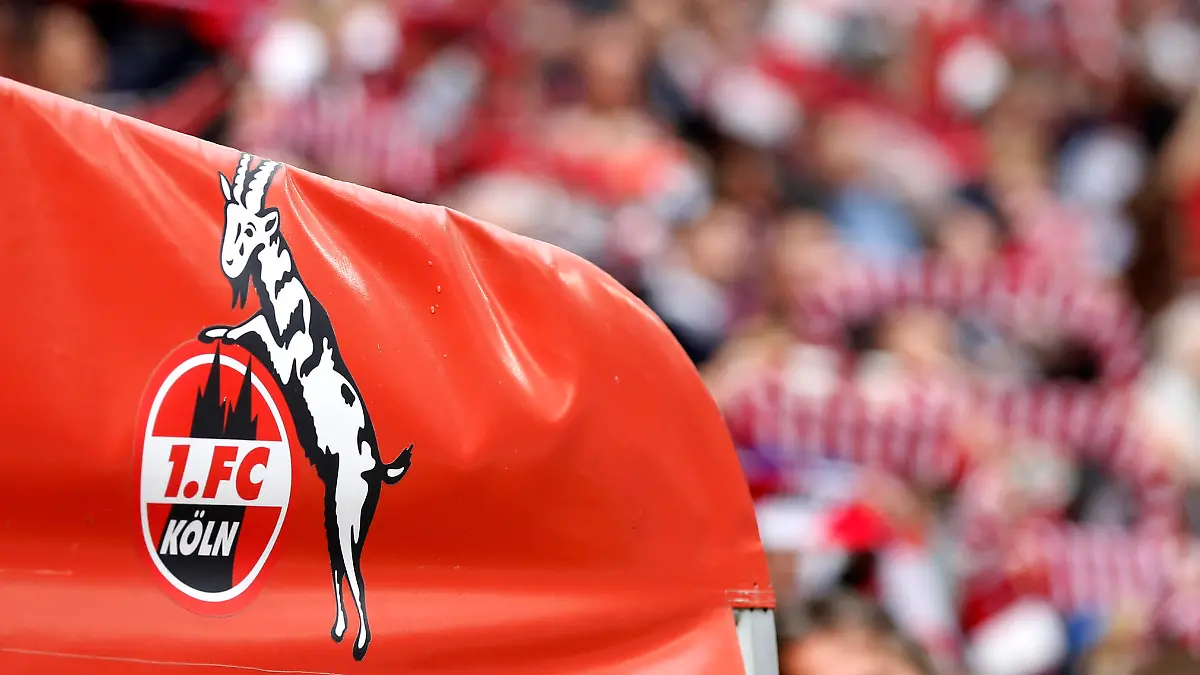 Köln, RheinEnergieStadion, 05.04.14: Symbolbild, FC Köln, Geißbock Hennes als Maskottchen, Wappen, Vereins, Logo, Im Hintergrund die Fans, mit Schals im Spiel zwischen 1.FC Köln vs. Arminia Bielefeld am 29. Spieltag der 2. Deutschen Bundesliga in der Saison 2013/2014.