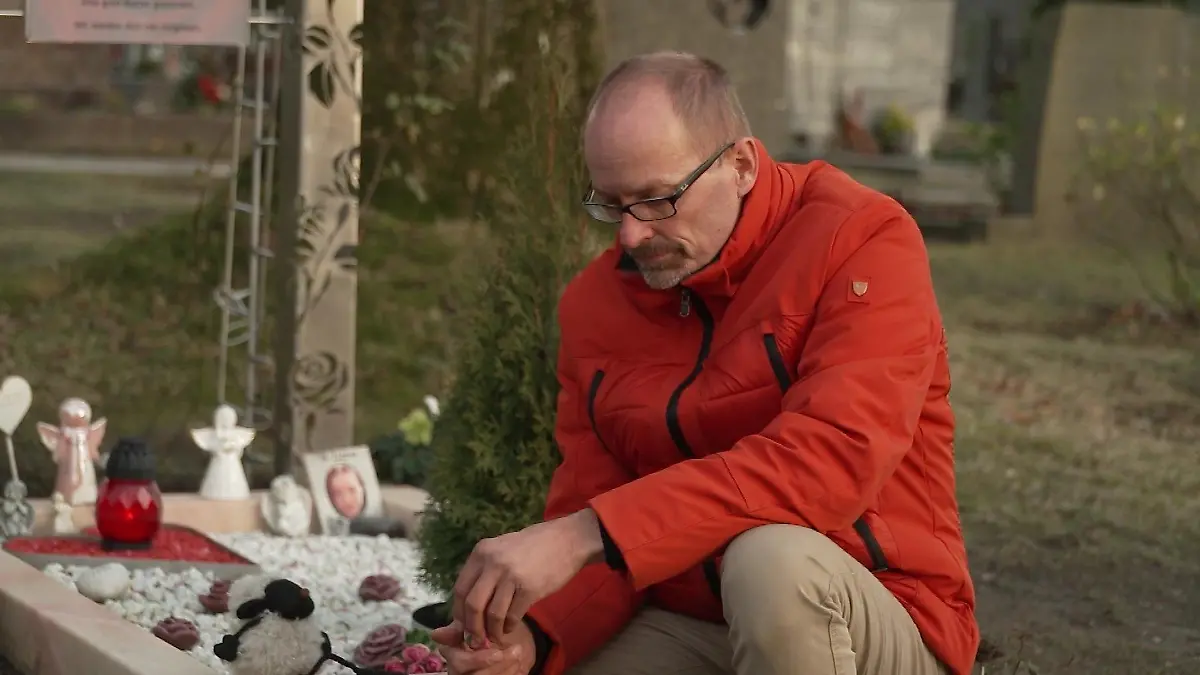 Tobias besucht das Grab seiner Tochter immer noch regelmäßig. Er hat es mit seinen eigenen Händen gebaut. „Auch jetzt, nach über zwei Jahren, würde ich immer noch mit ihr tauschen“, sagt er.