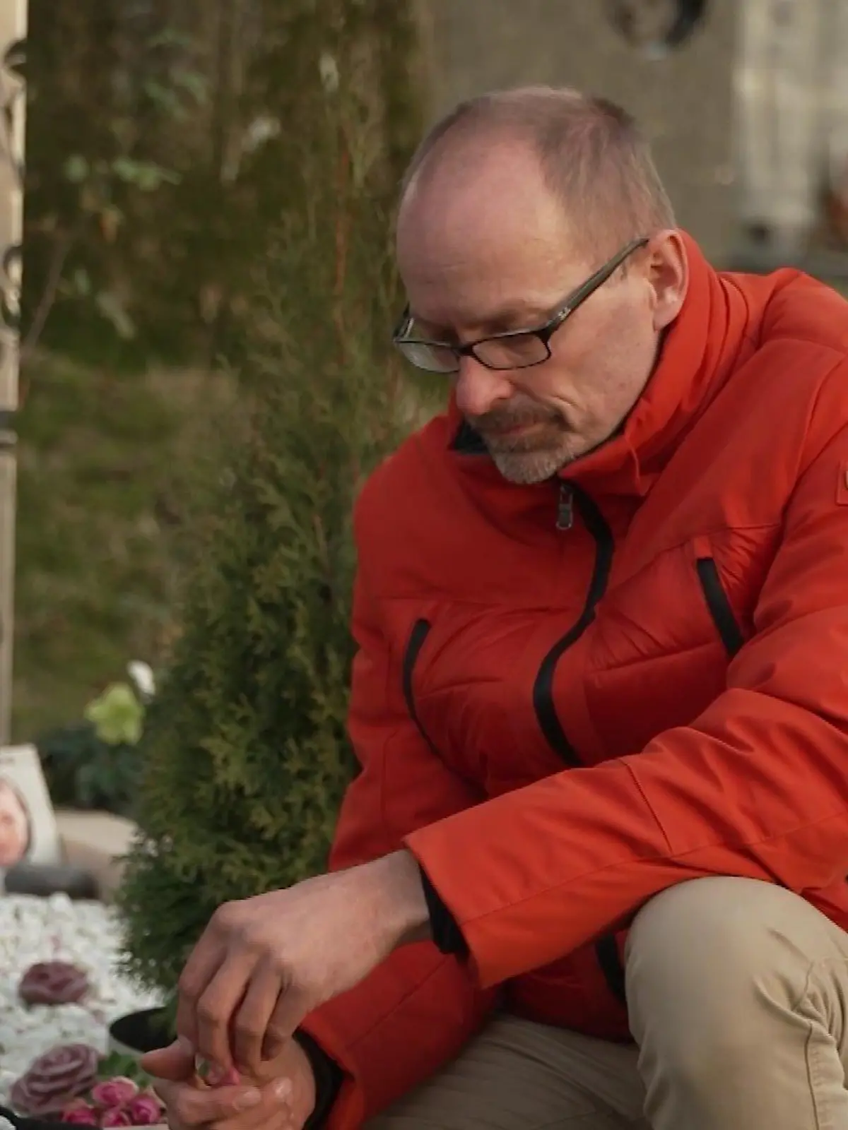 Tobias besucht das Grab seiner Tochter immer noch regelmäßig. Er hat es mit seinen eigenen Händen gebaut. „Auch jetzt, nach über zwei Jahren, würde ich immer noch mit ihr tauschen“, sagt er.