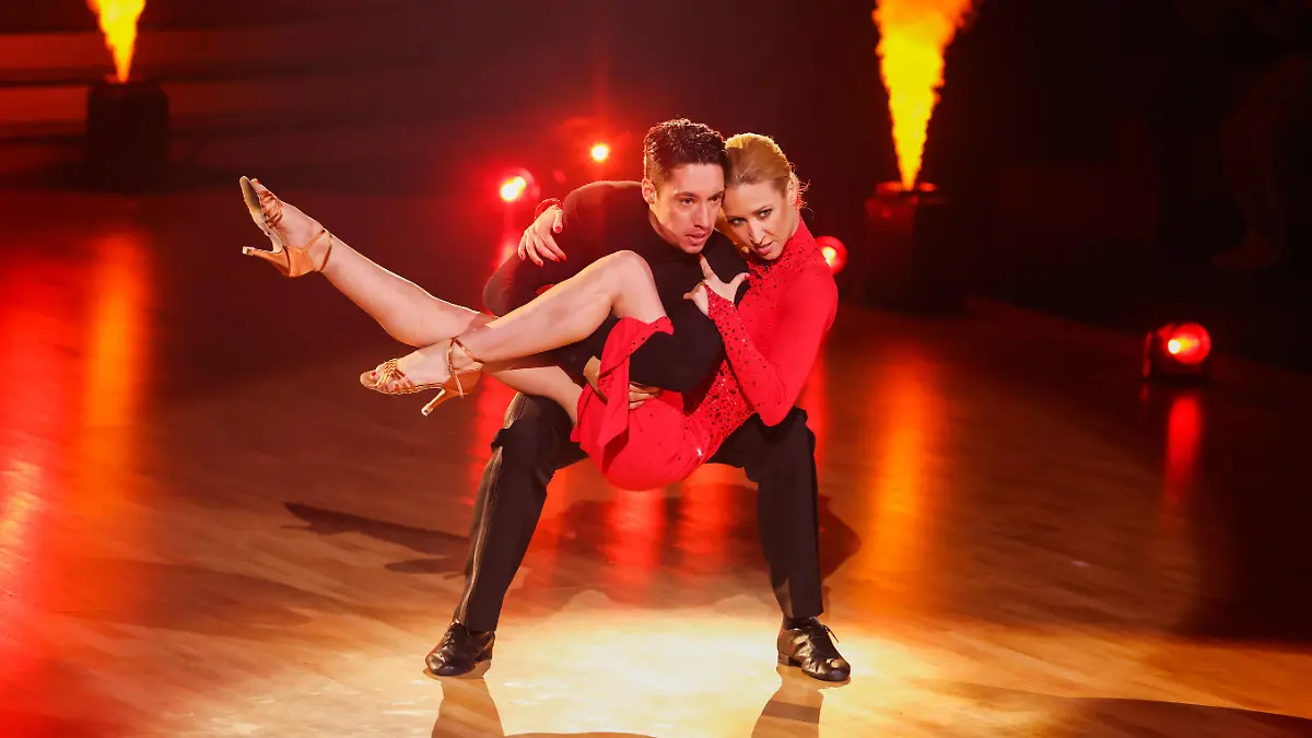 08.04.2022, Nordrhein-Westfalen, Köln: Rene Casselly, Zirkusartist, und Kathrin Menzinger, Profitänzerin, tanzen in der RTL-Tanzshow "Let's Dance" im Coloneum. Foto: Rolf Vennenbernd/dpa +++ dpa-Bildfunk +++