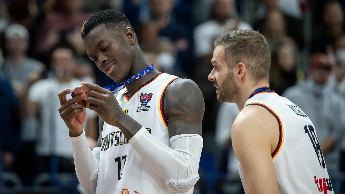 Sport Bilder des Tages Basketball Berlin 18.09.2022 Eurobasket 2022 Spiel um Platz 3 Bronzemedaillenspiel Deutschland GER - Polen POL deutschland gewinnt die Bronze Medaille 3. Platz Dennis Schröder / Schroeder Deutschland, No.17 Schröder Schroder mit Medaille *** Basketball Berlin 18 09 2022 Eurobasket 2022 match for 3rd place bronze medal match Germany GER Poland POL germany wins the bronze medal 3 place Dennis Schröder Schroeder Germany, No 17 Schröder Schroder with medal