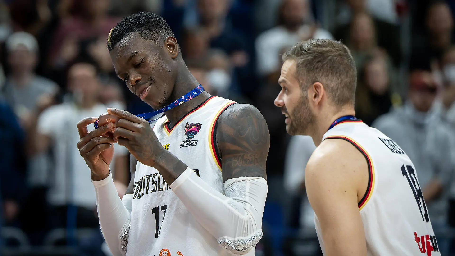 Sport Bilder des Tages Basketball Berlin 18.09.2022 Eurobasket 2022 Spiel um Platz 3 Bronzemedaillenspiel Deutschland GER - Polen POL deutschland gewinnt die Bronze Medaille 3. Platz Dennis Schröder / Schroeder Deutschland, No.17 Schröder Schroder mit Medaille *** Basketball Berlin 18 09 2022 Eurobasket 2022 match for 3rd place bronze medal match Germany GER Poland POL germany wins the bronze medal 3 place Dennis Schröder Schroeder Germany, No 17 Schröder Schroder with medal