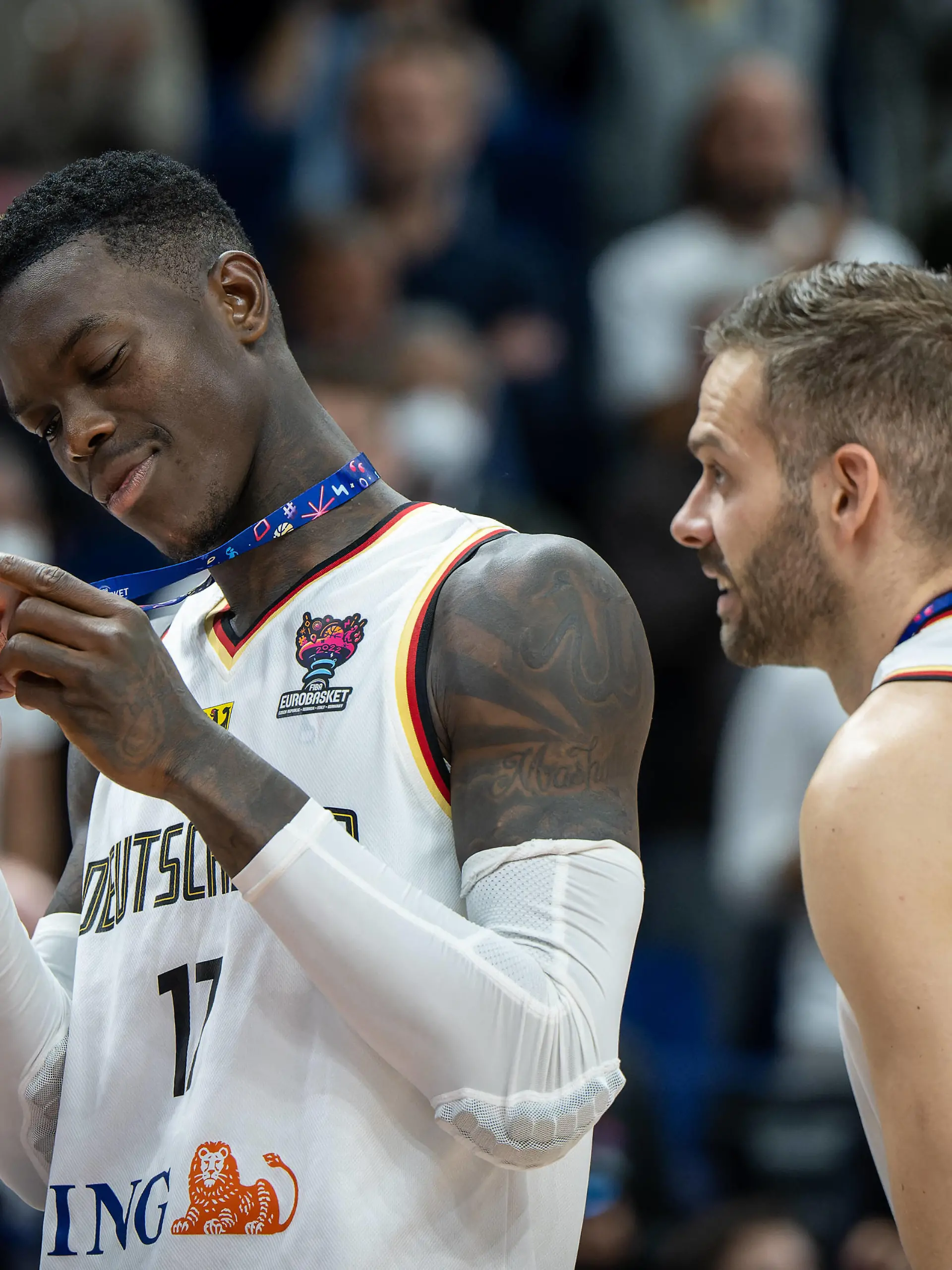 Sport Bilder des Tages Basketball Berlin 18.09.2022 Eurobasket 2022 Spiel um Platz 3 Bronzemedaillenspiel Deutschland GER - Polen POL deutschland gewinnt die Bronze Medaille 3. Platz Dennis Schröder / Schroeder Deutschland, No.17 Schröder Schroder mit Medaille *** Basketball Berlin 18 09 2022 Eurobasket 2022 match for 3rd place bronze medal match Germany GER Poland POL germany wins the bronze medal 3 place Dennis Schröder Schroeder Germany, No 17 Schröder Schroder with medal