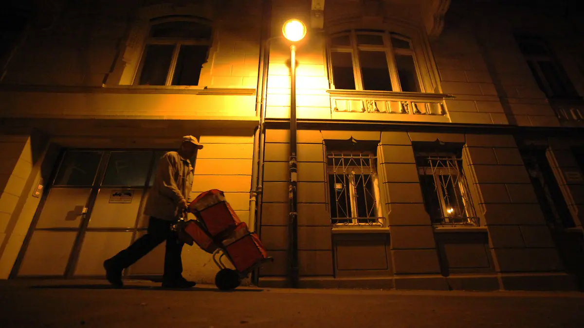 ARCHIV - 08.04.2011, Hessen, Wiesbaden: Ein Zusteller trägt in den frühen Morgenstunden Zeitungen aus. (zu dpa «Immer mehr Nebenjobs in Deutschland» vom 03.02.2019) Foto: Fredrik Von Erichsen/dpa +++ dpa-Bildfunk +++