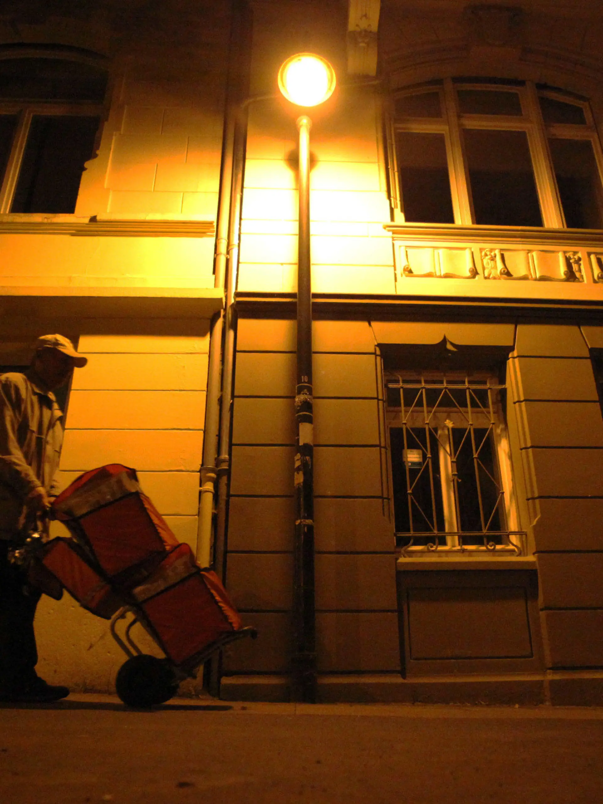 ARCHIV - 08.04.2011, Hessen, Wiesbaden: Ein Zusteller trägt in den frühen Morgenstunden Zeitungen aus. (zu dpa «Immer mehr Nebenjobs in Deutschland» vom 03.02.2019) Foto: Fredrik Von Erichsen/dpa +++ dpa-Bildfunk +++