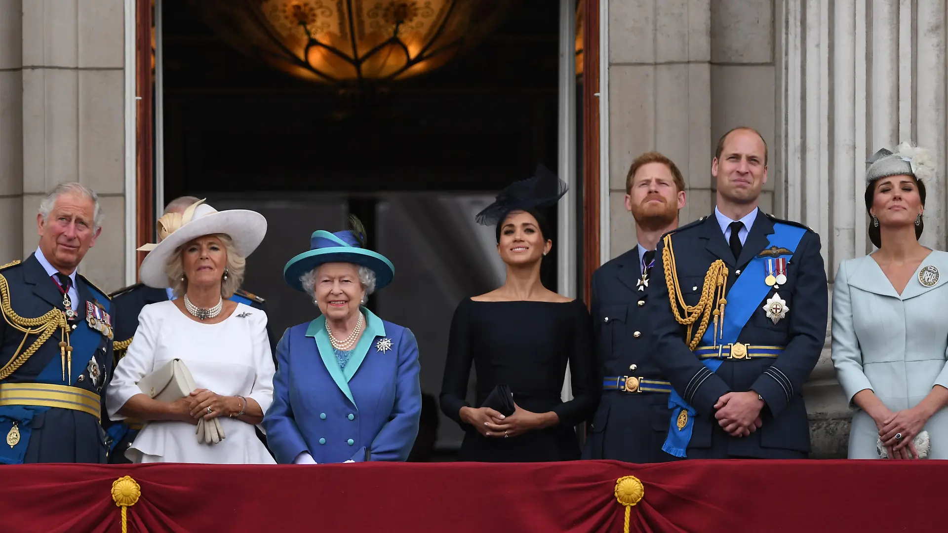 ARCHIV - 10.07.2018, Großbritannien, London: Prinz Charles (l-r), Thronfolger von Großbritannien, Herzogin Camilla, Königin Elizabeth II., Herzogin Meghan, Prinz Harry, Prinz William und Herzogin Kate stehen auf dem Balkon des Buckingham-Palasts, um eine Luftparade zum 100. Jahrestag der britischen Luftwaffe zu beobachten. Königin Elizabeth II. ist tot Foto: Victoria Jones/PA Wire/dpa +++ dpa-Bildfunk +++