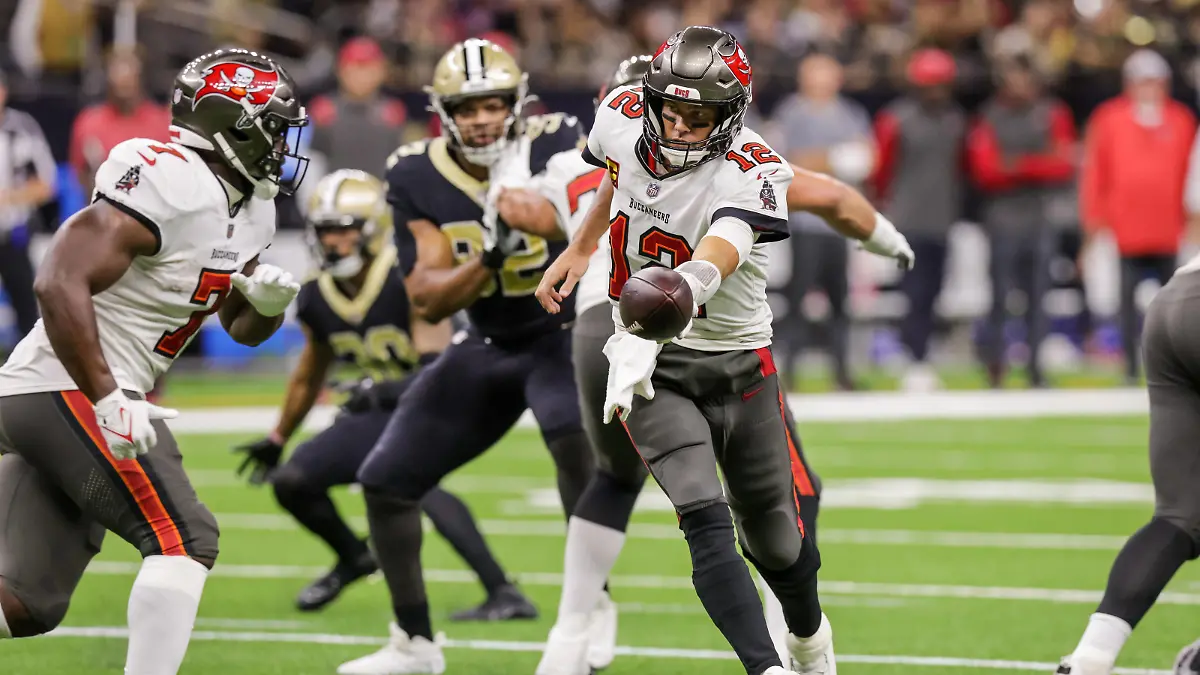  NFL, American Football Herren, USA Tampa Bay Buccaneers at New Orleans Saints Sep 18, 2022 New Orleans, Louisiana, USA Tampa Bay Buccaneers quarterback Tom Brady 12 hands off to running back Leonard Fournette 7 against the New Orleans Saints during the first half at Caesars Superdome. New Orleans Caesars Superdome Louisiana USA, EDITORIAL USE ONLY PUBLICATIONxINxGERxSUIxAUTxONLY Copyright: xStephenxLewx 20220918_cec_la1_064